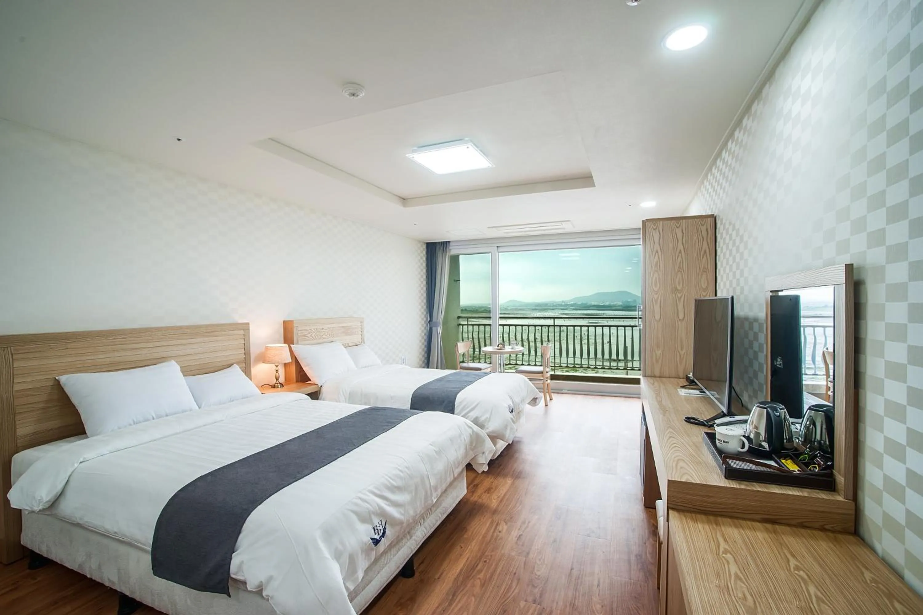 Coffee/tea facilities, Bed in Breeze Bay Hotel