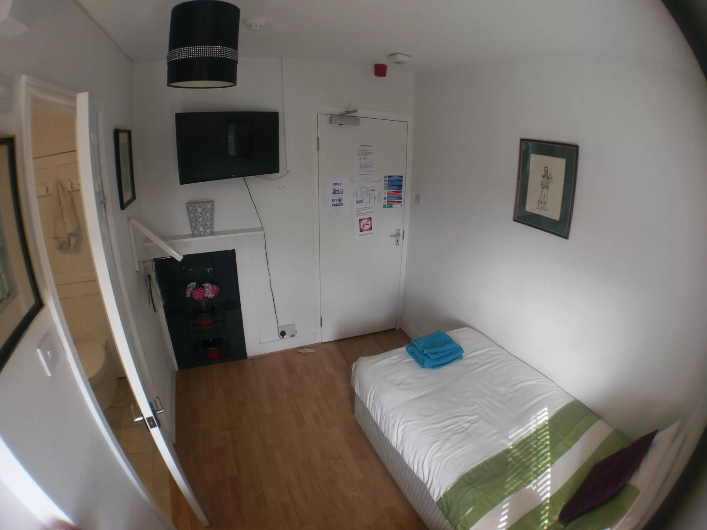 Bedroom, Bed in The Rifle Volunteer