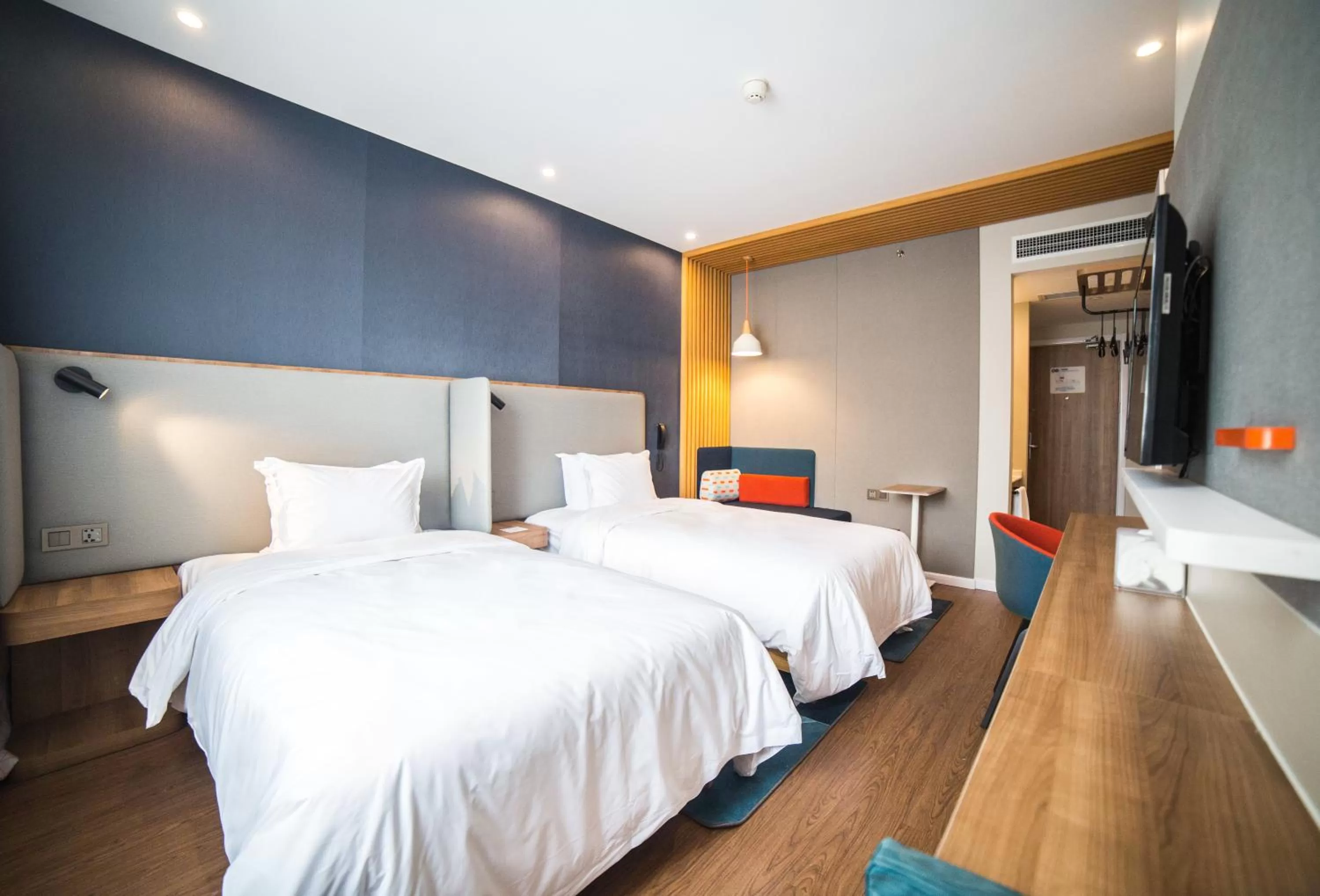Photo of the whole room, Bed in Holiday Inn Express Nanjing Xuanwu Lake by IHG