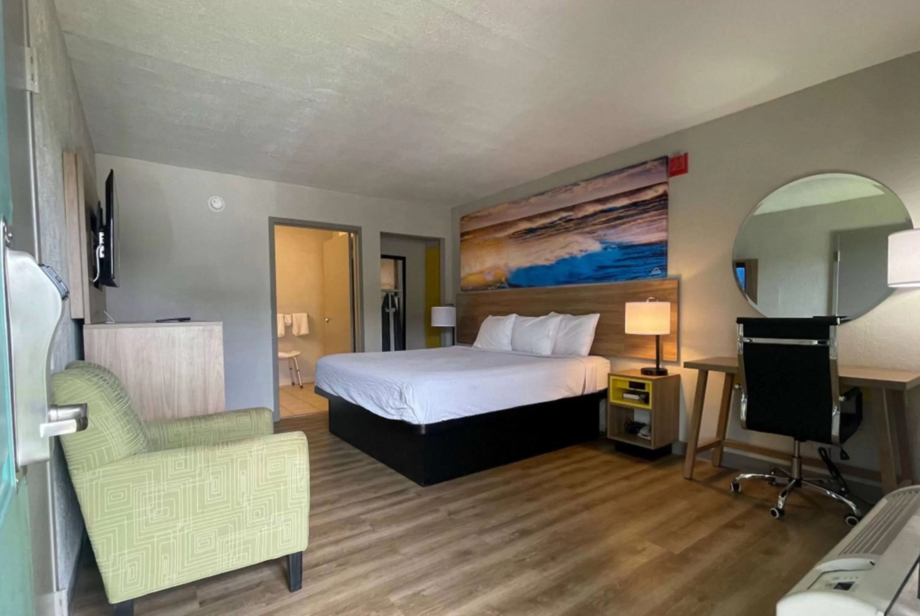 Photo of the whole room, Bed in Days Inn by Wyndham Lake Park/Valdosta