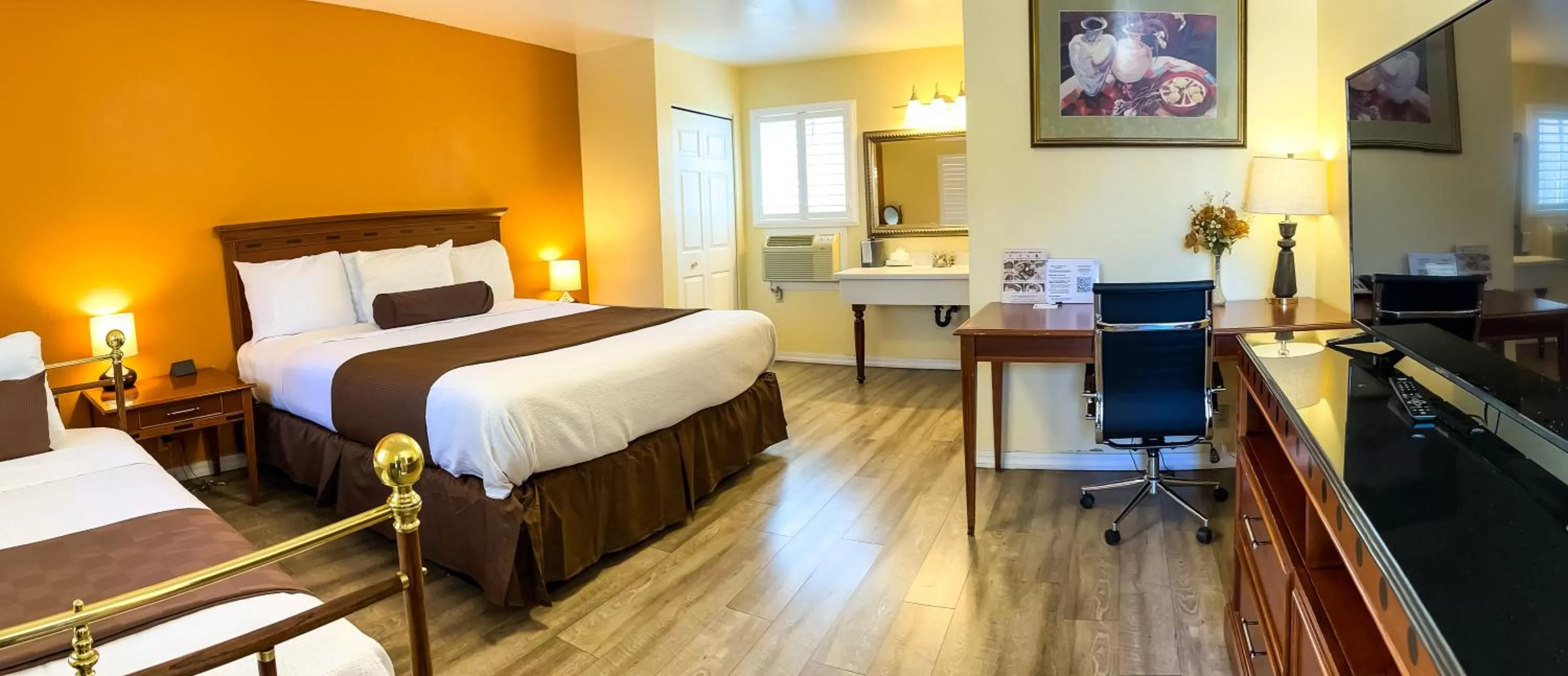 View (from property/room), Bed in The Old West Inn