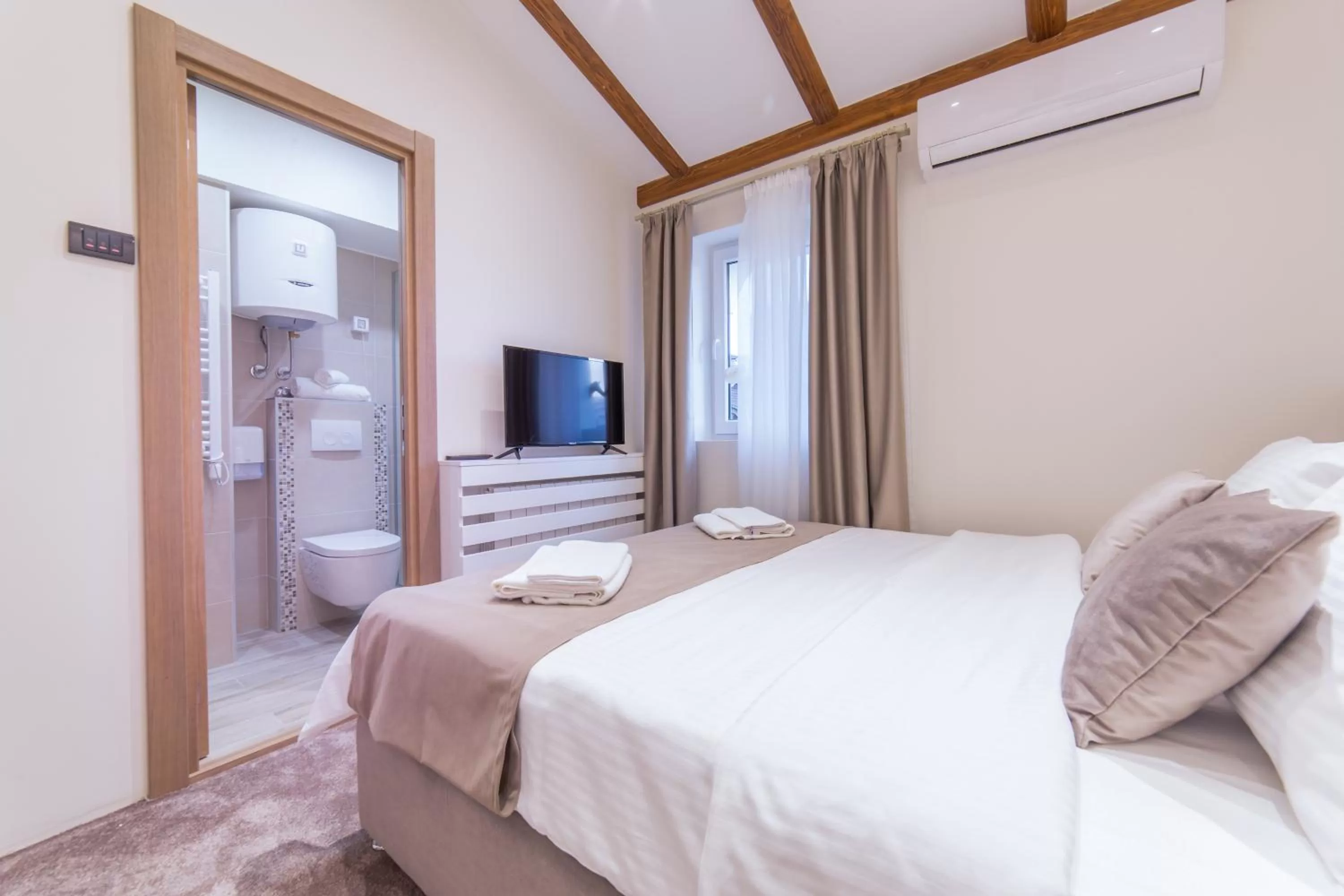 Toilet, Bed in M House Belgrade Residence