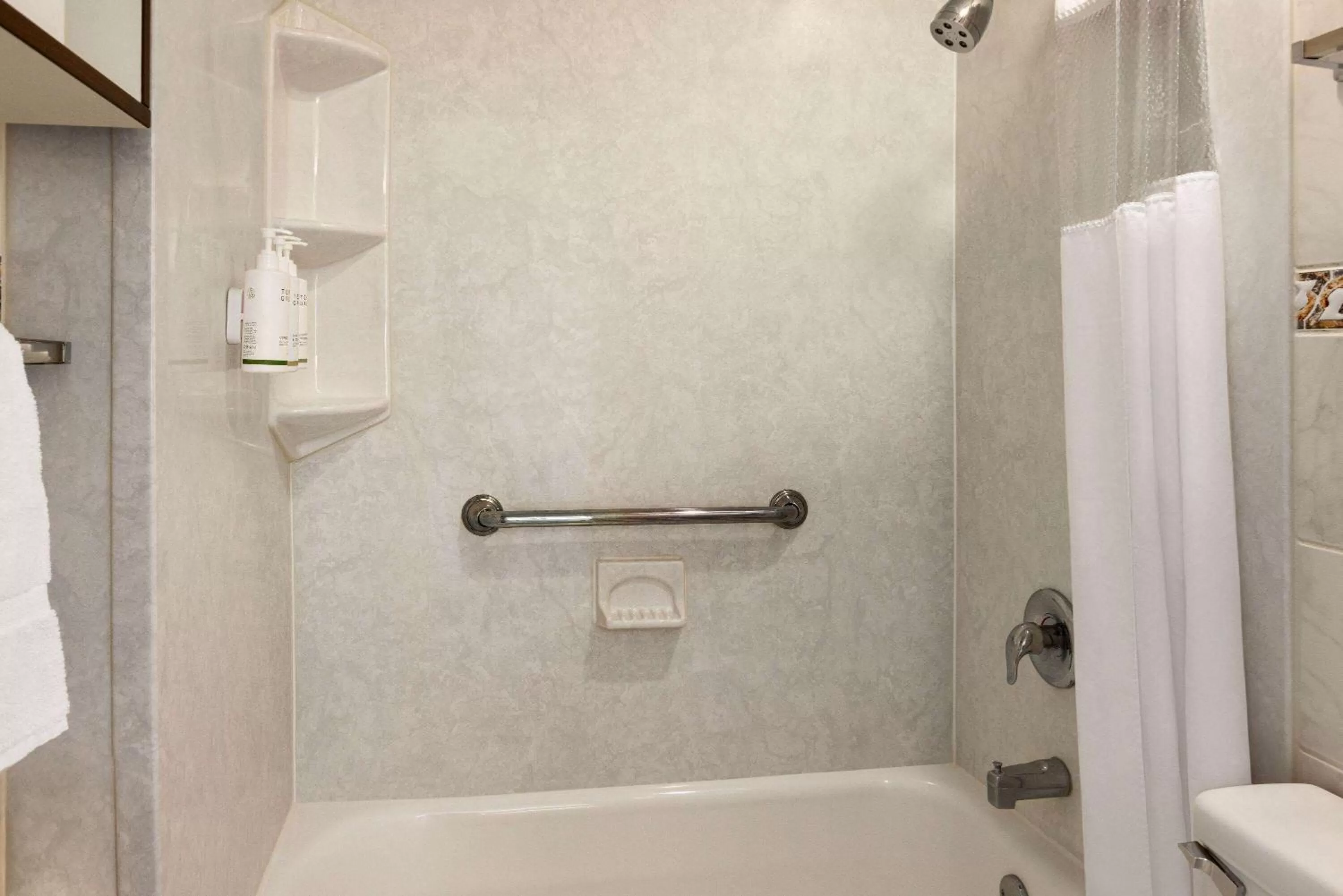 TV and multimedia in Howard Johnson by Wyndham Ocean City Oceanfront