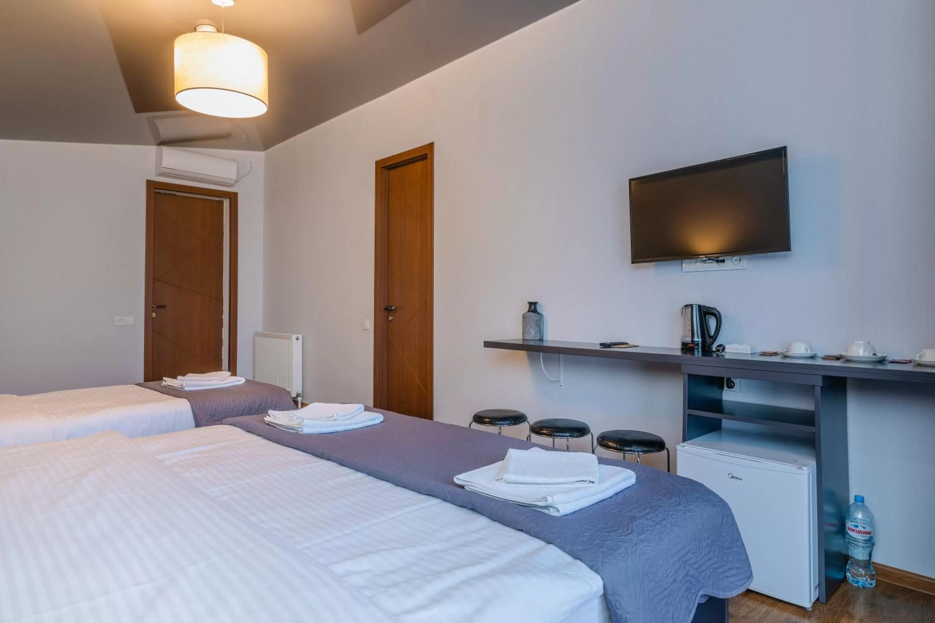 Communal lounge/ TV room, Bed in Hotel Green Town