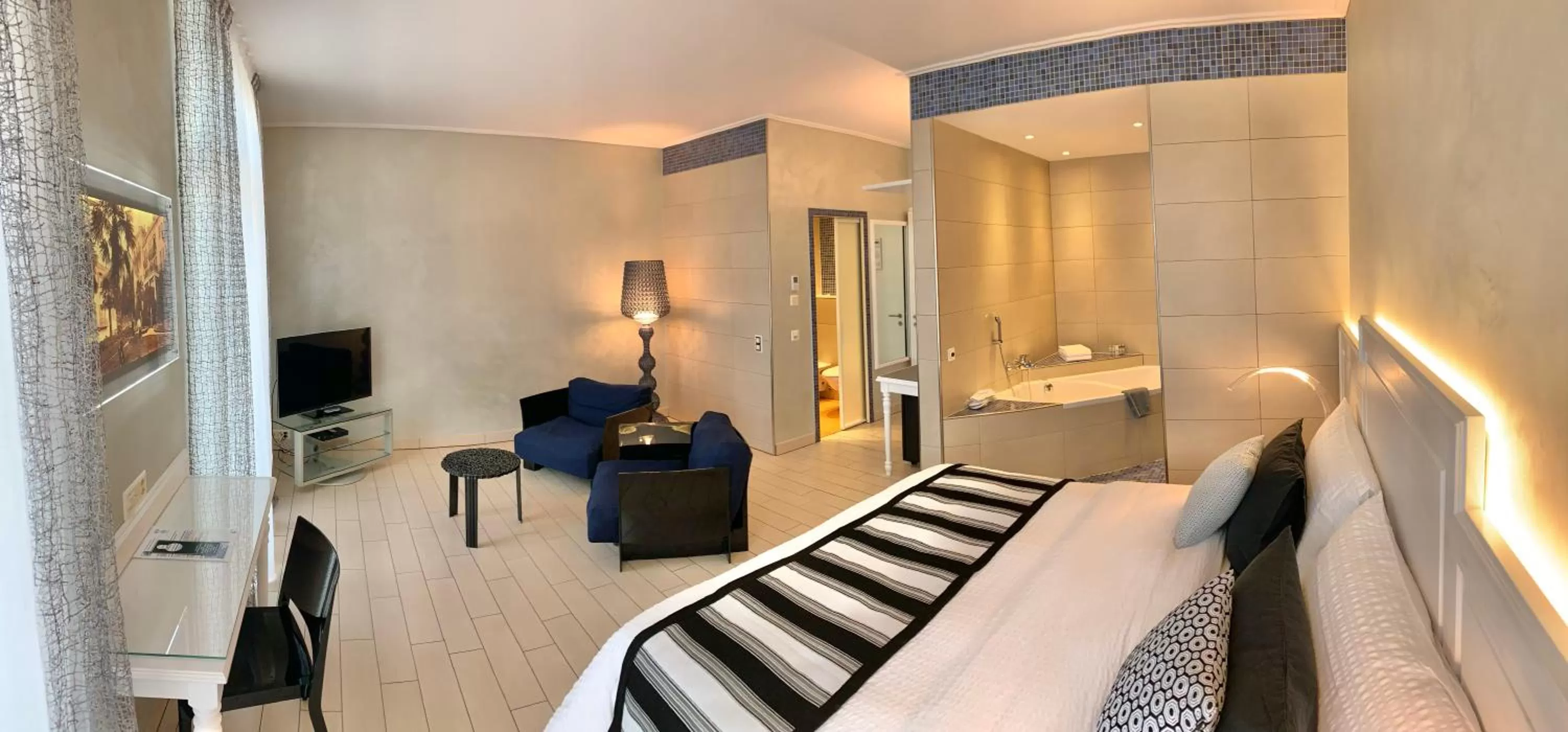 Bed in Continental Parkhotel