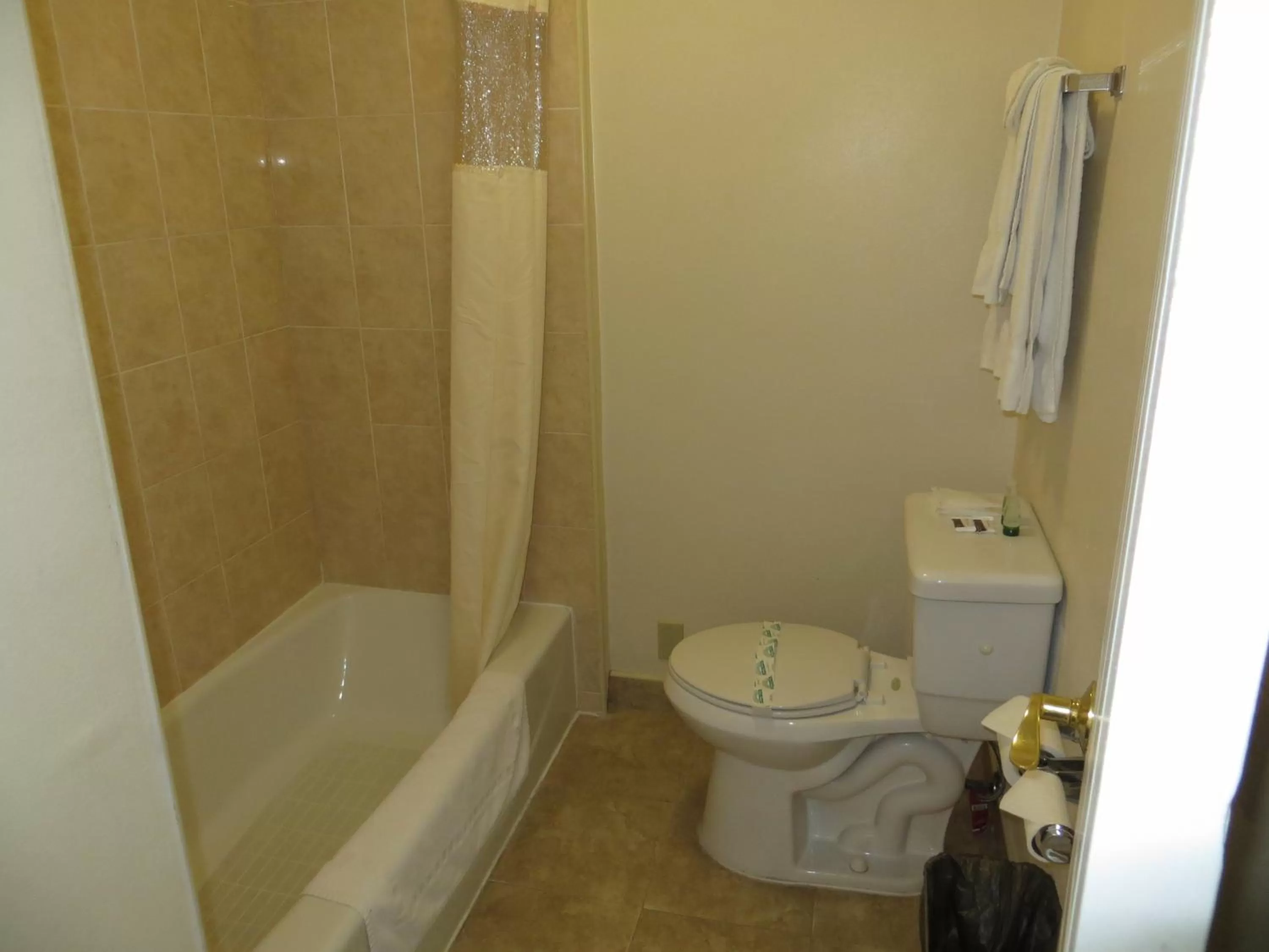 Bathroom in Hollywood Stars Inn