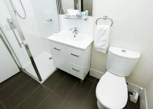 Shower in Shoreline Hotel