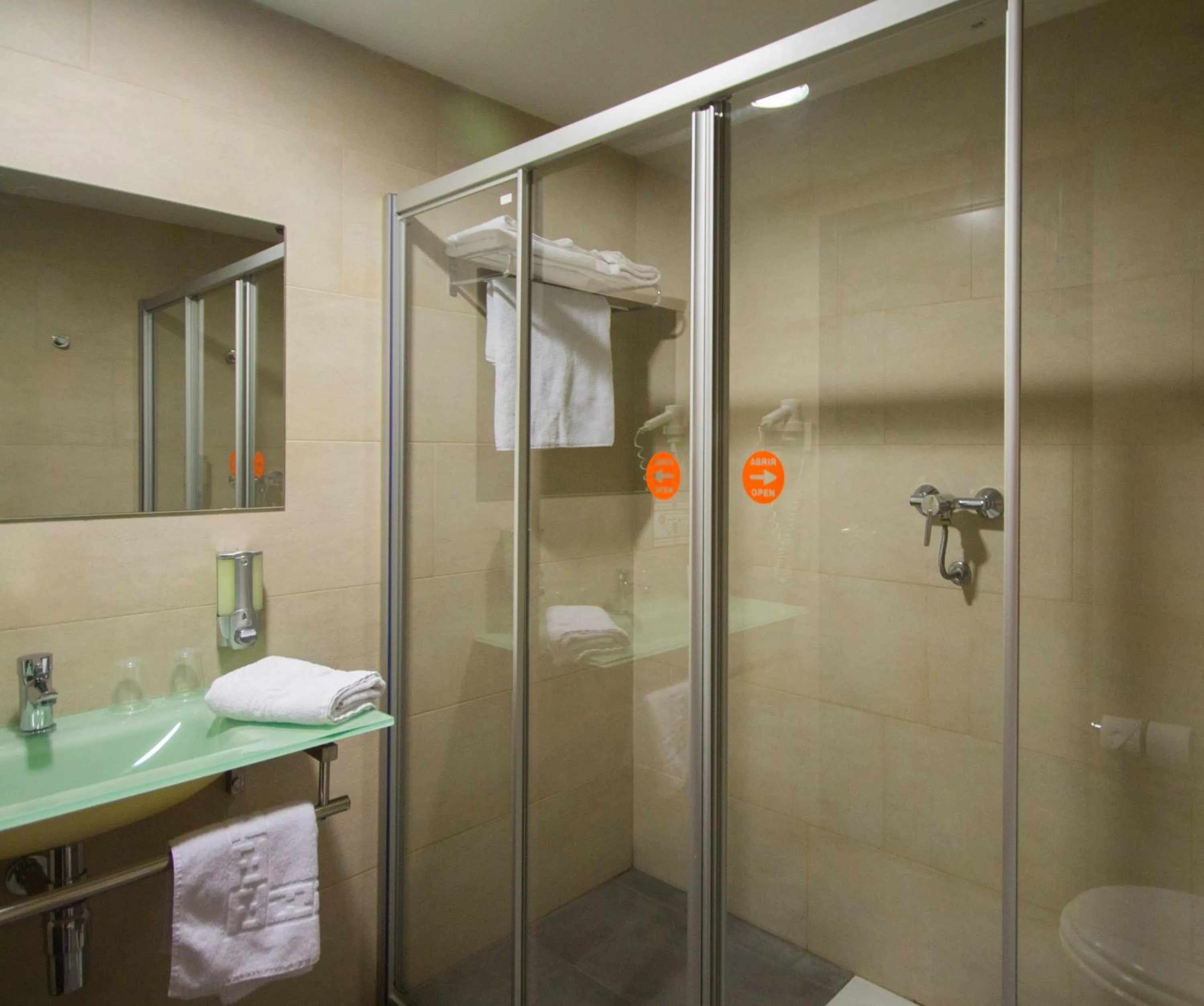 Shower in H2 Fuenlabrada