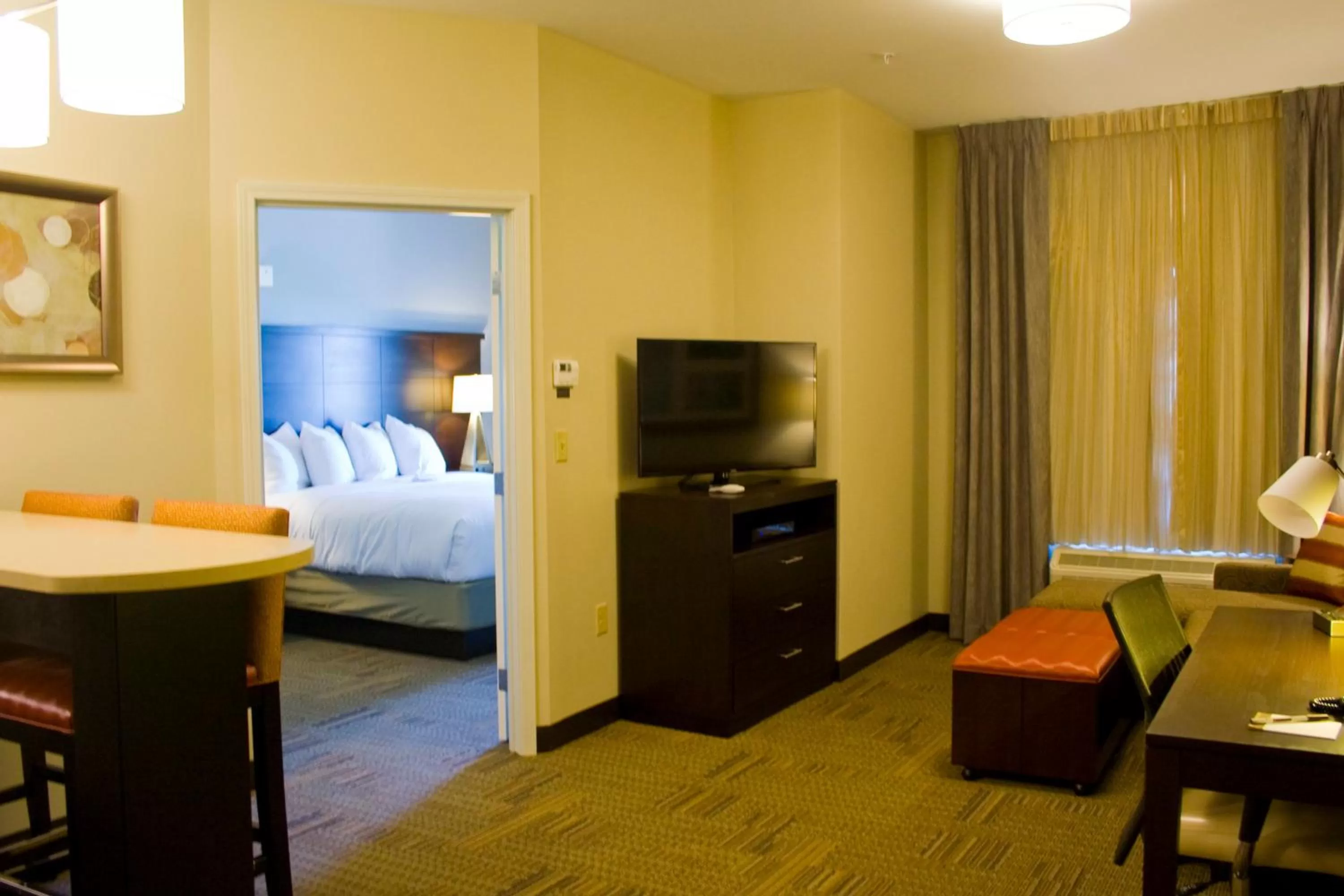 Photo of the whole room, Bed in Staybridge Suites Toledo - Rossford - Perrysburg by IHG