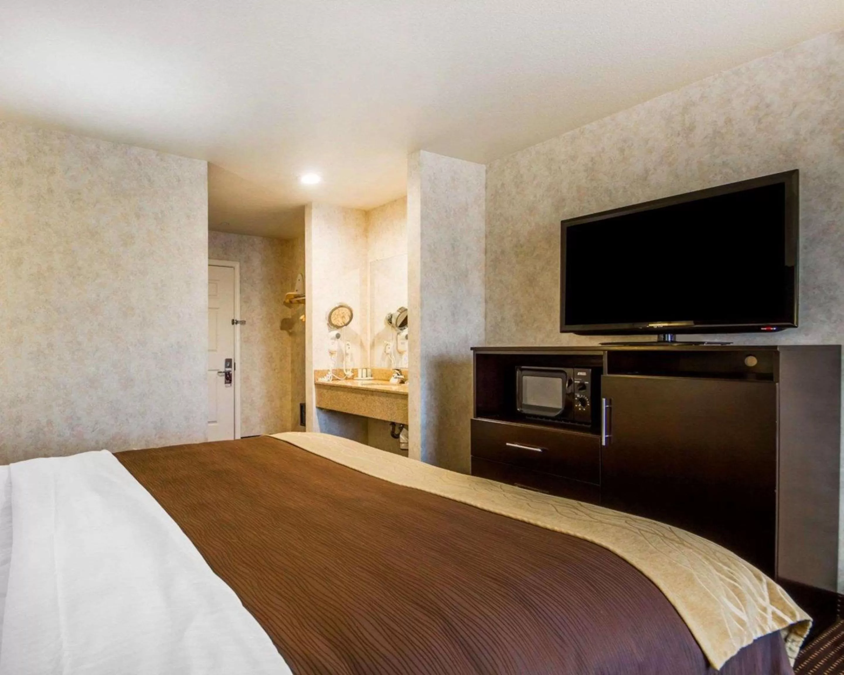 Photo of the whole room, Bed in Comfort Inn Watsonville