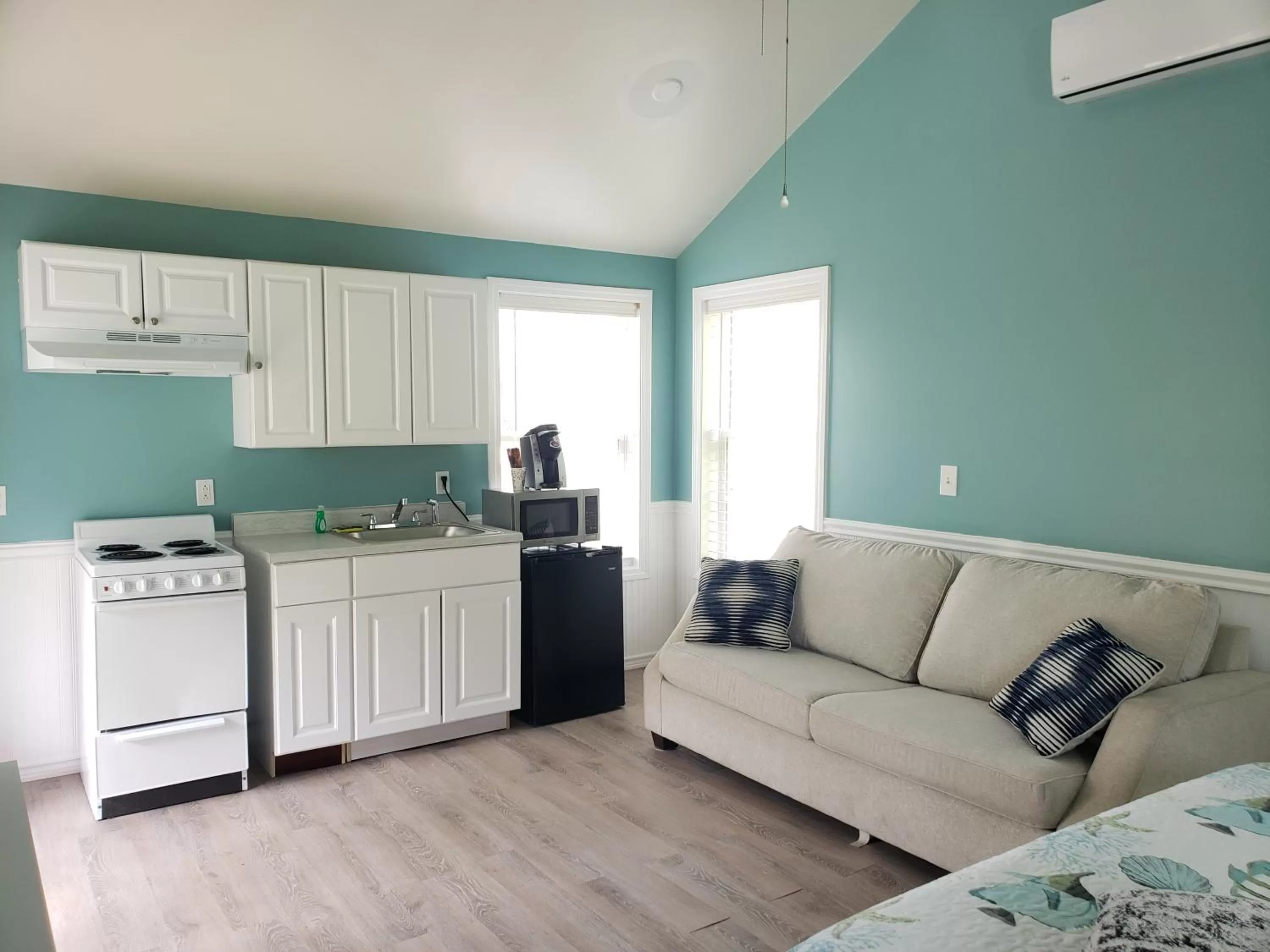 Kitchen or kitchenette in The Grand Beach Inn