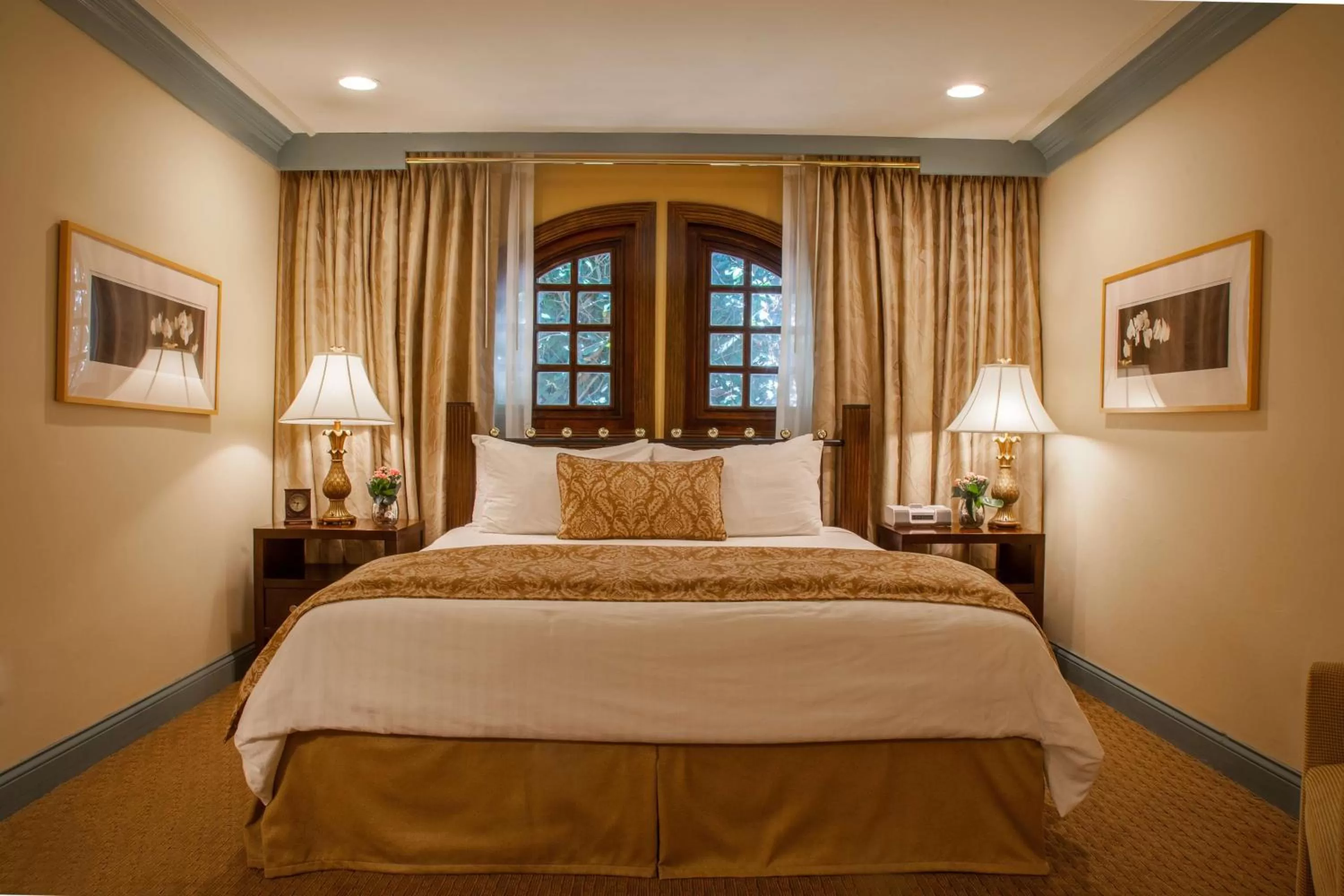 Photo of the whole room, Bed in Best Western Plus Sunset Plaza Hotel