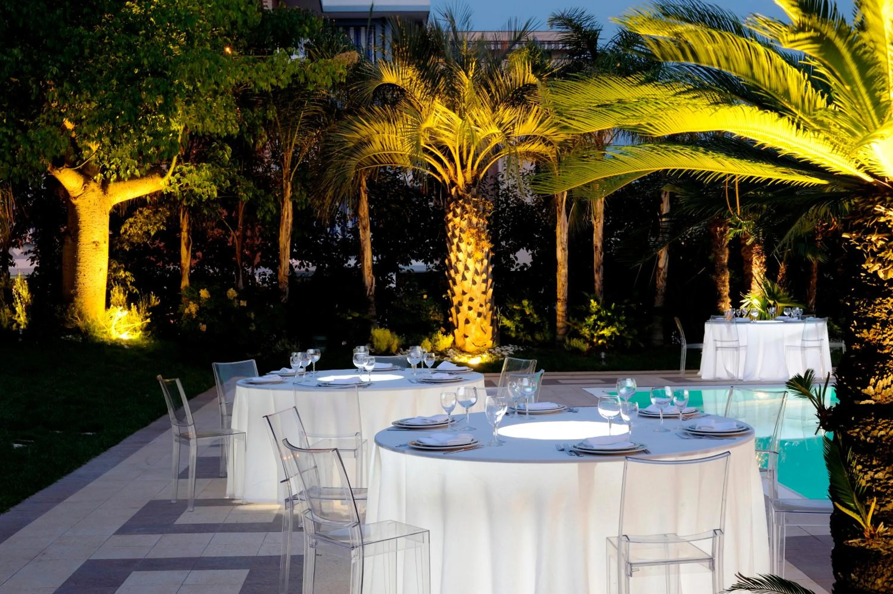 Restaurant/places to eat in Hotel Ares