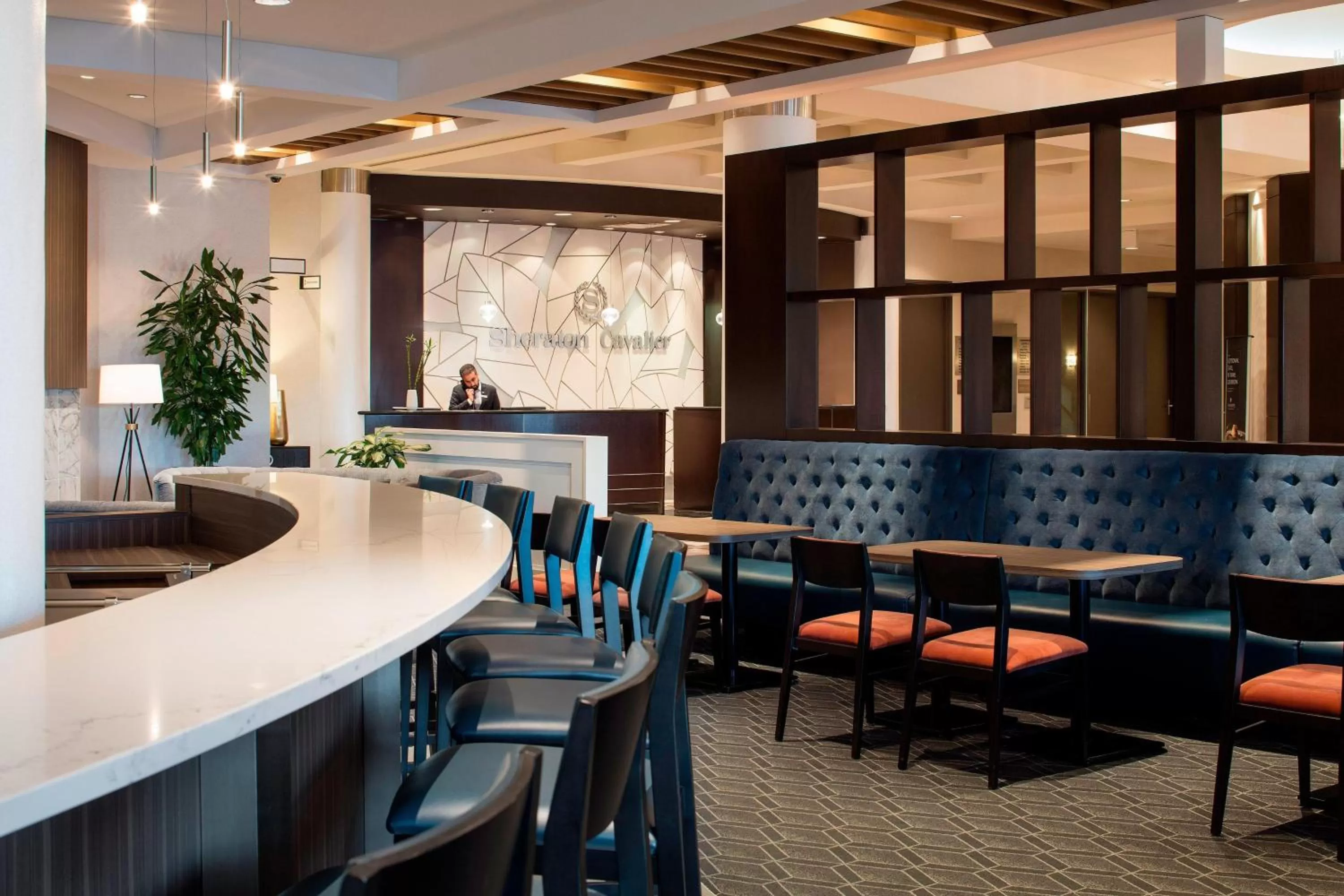 Lounge or bar in Sheraton Cavalier Calgary Hotel
