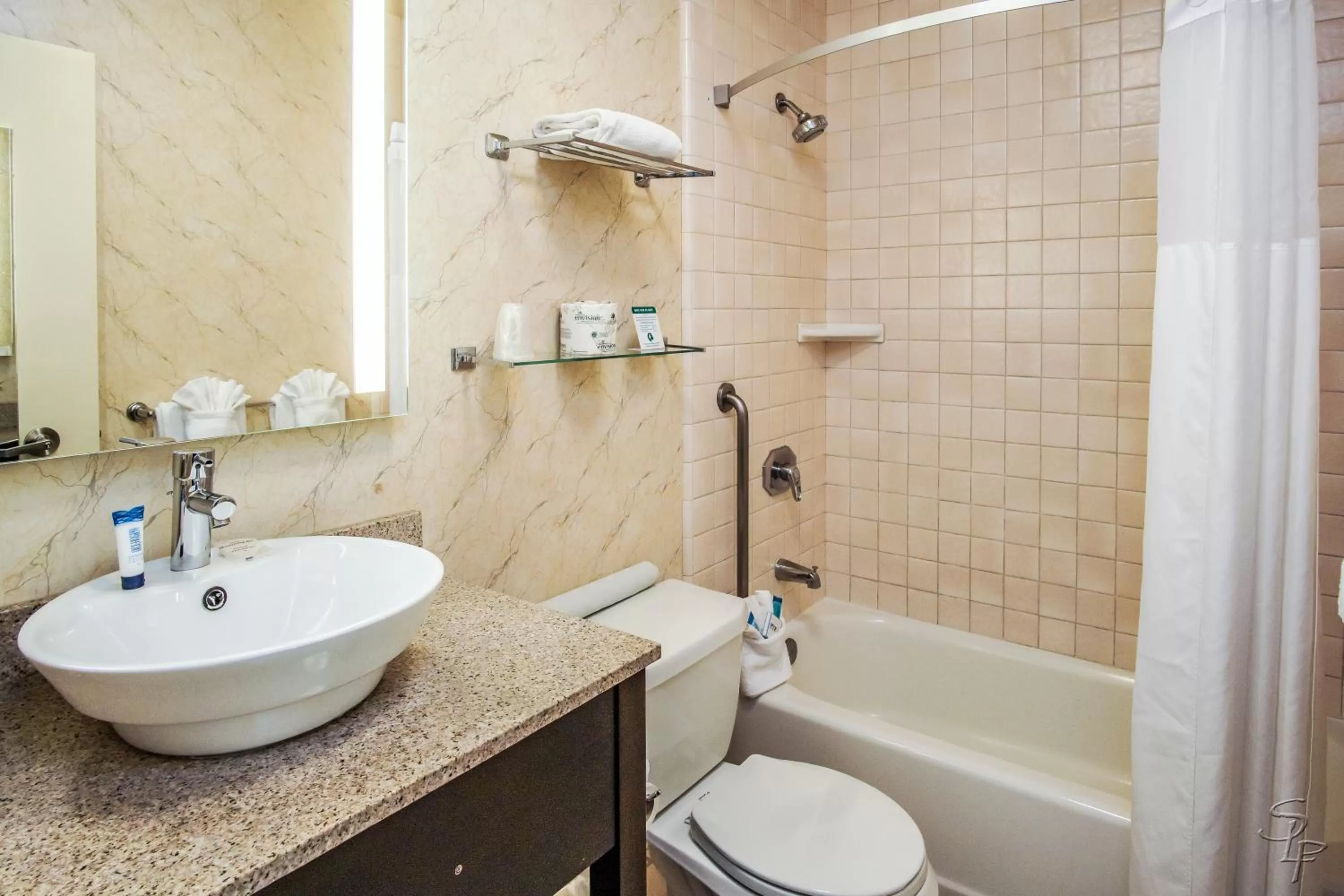 Bathroom in Red Lion Hotel Monterey