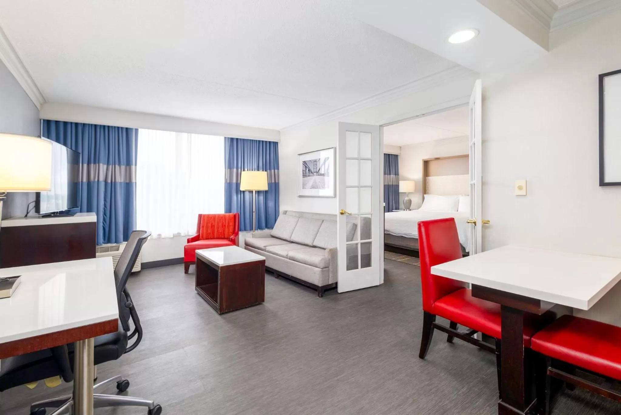 Photo of the whole room, Bed in Holiday Inn Weirton-Steubenville Area