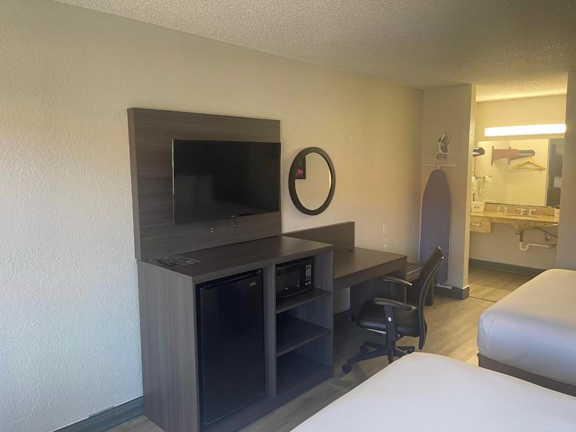TV and multimedia, Bed in Quality Inn & Suites Orlando East - UCF Area
