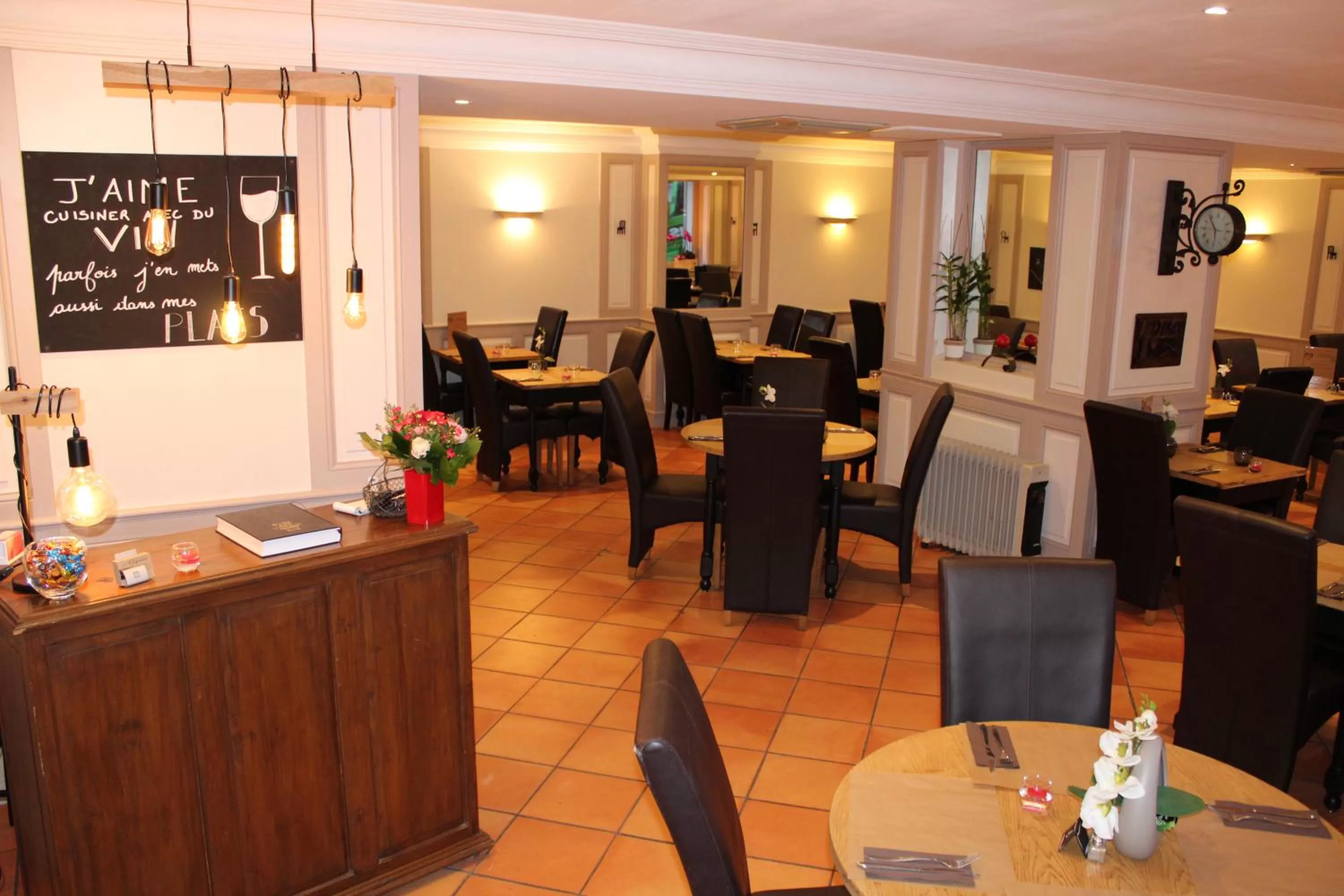 Restaurant/places to eat in Les Glycines