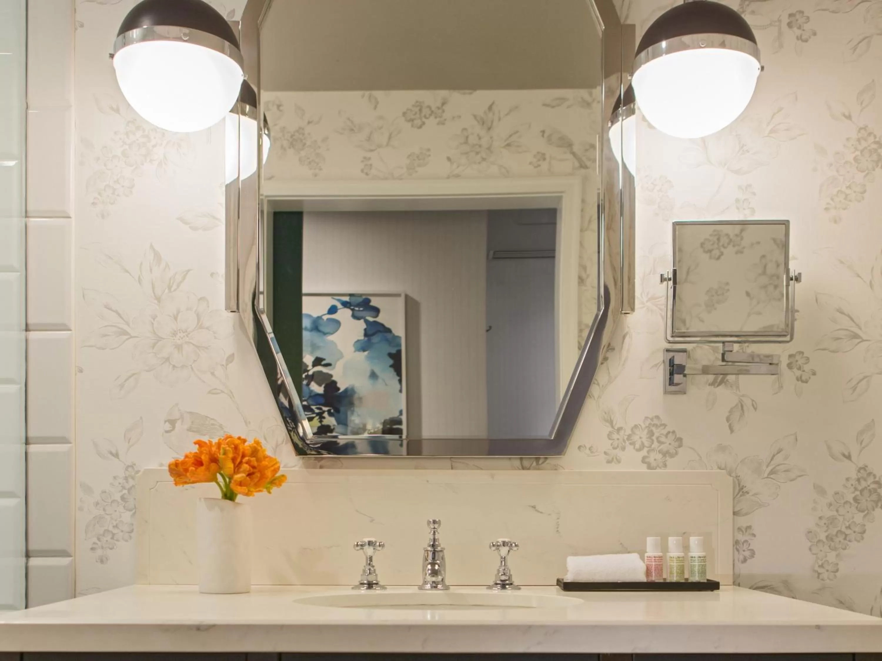 One-Bedroom Suite in Kimpton Cardinal Hotel by IHG