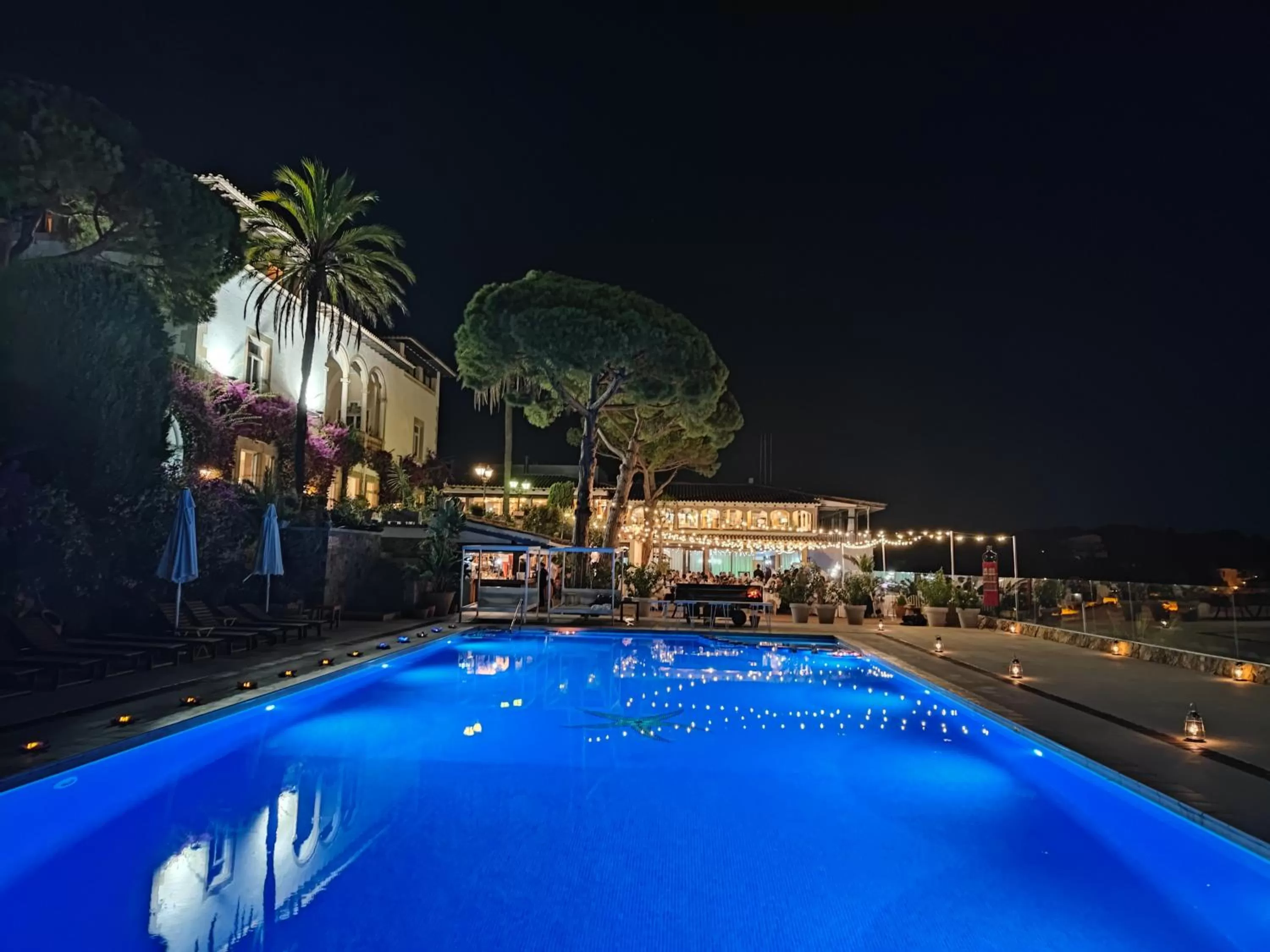 Swimming pool in Hotel Roger de Flor by Seleqtta