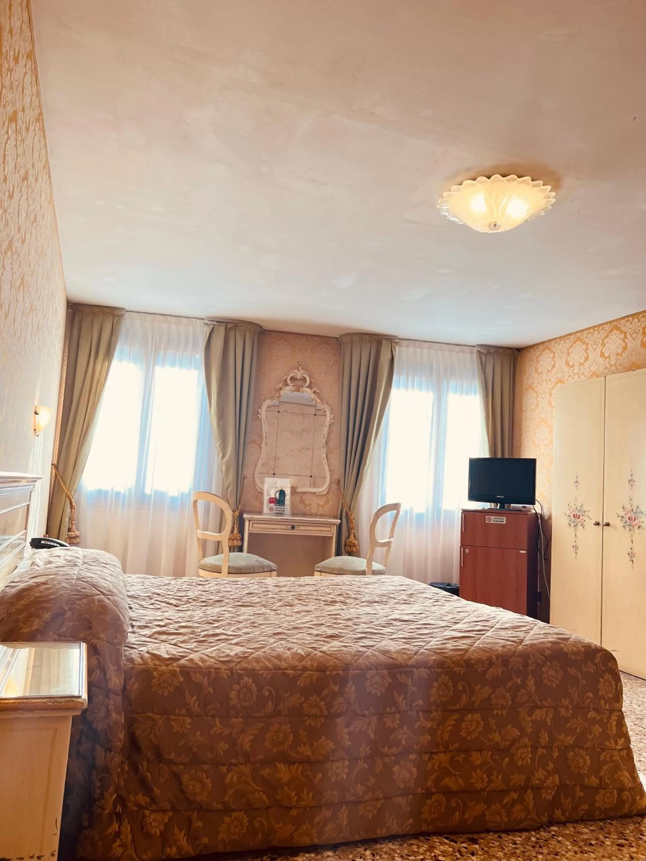 Bed in Hotel Canal & Walter