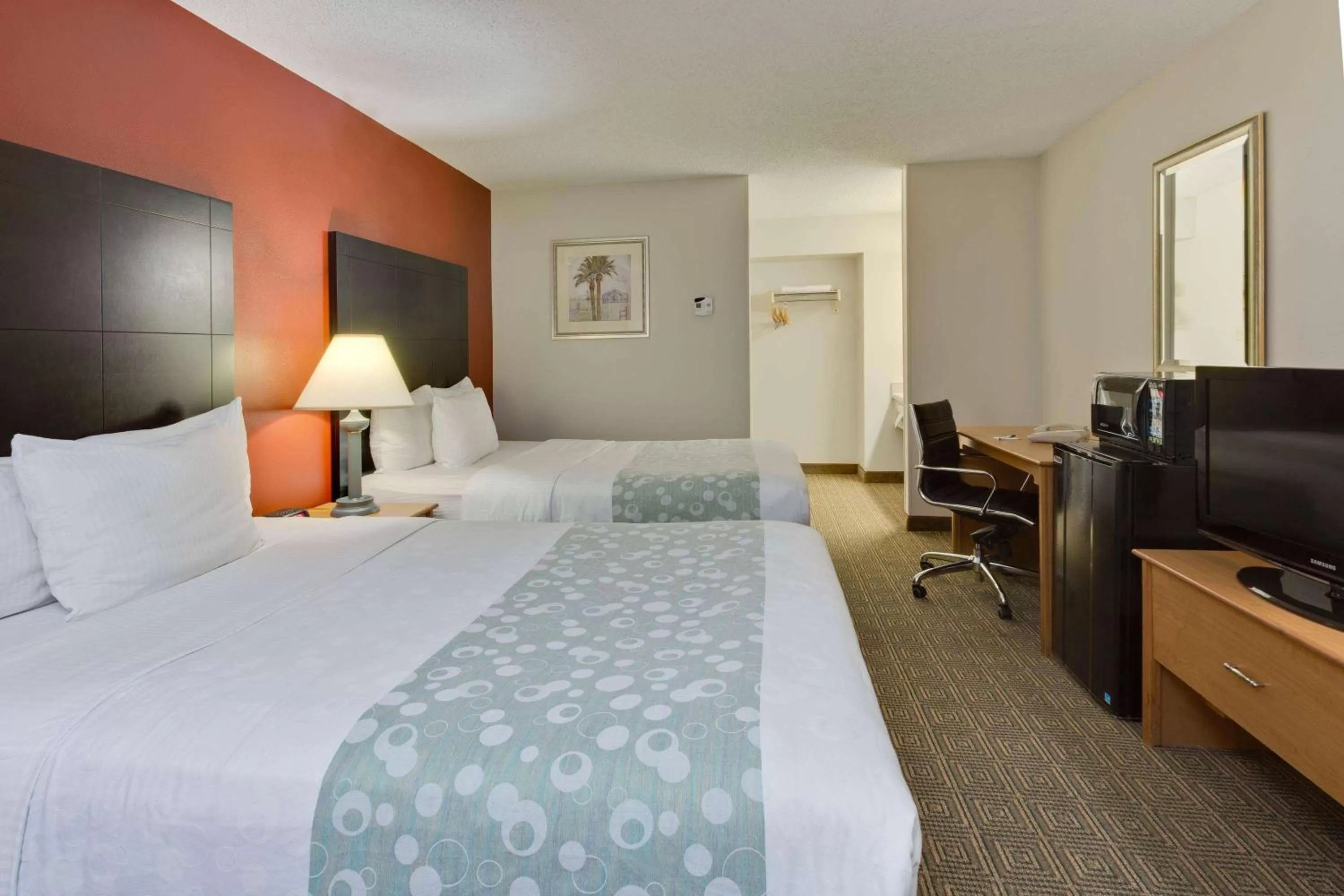 2 Queen Beds and 1 King Bed, Suite, Non-Smoking in La Quinta Inn by Wyndham Tampa Near Busch Gardens