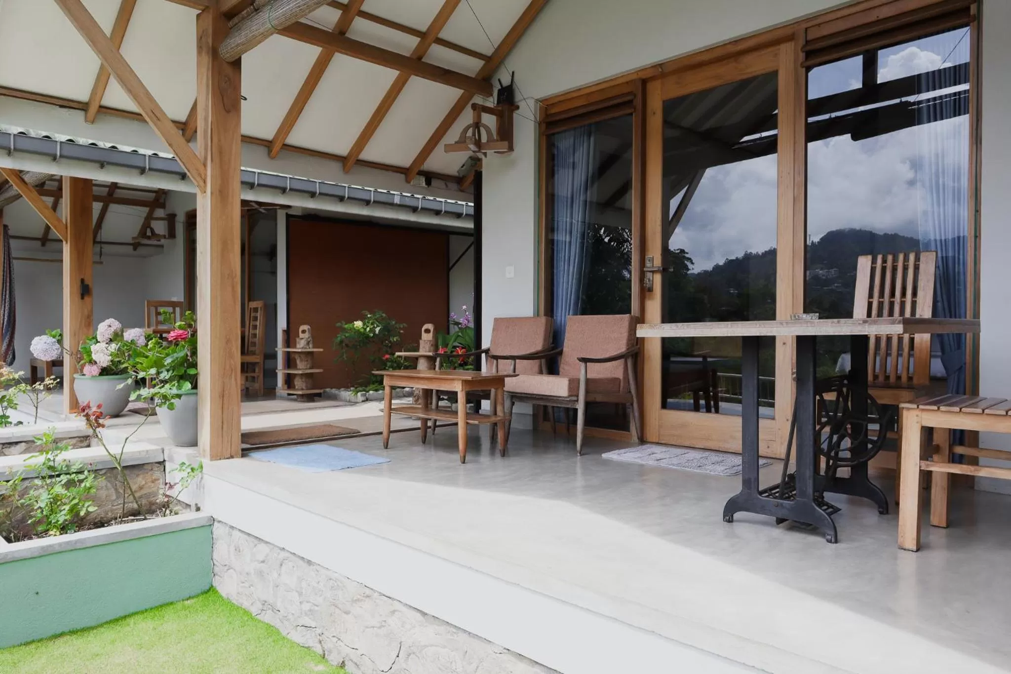 Patio in The One Ella