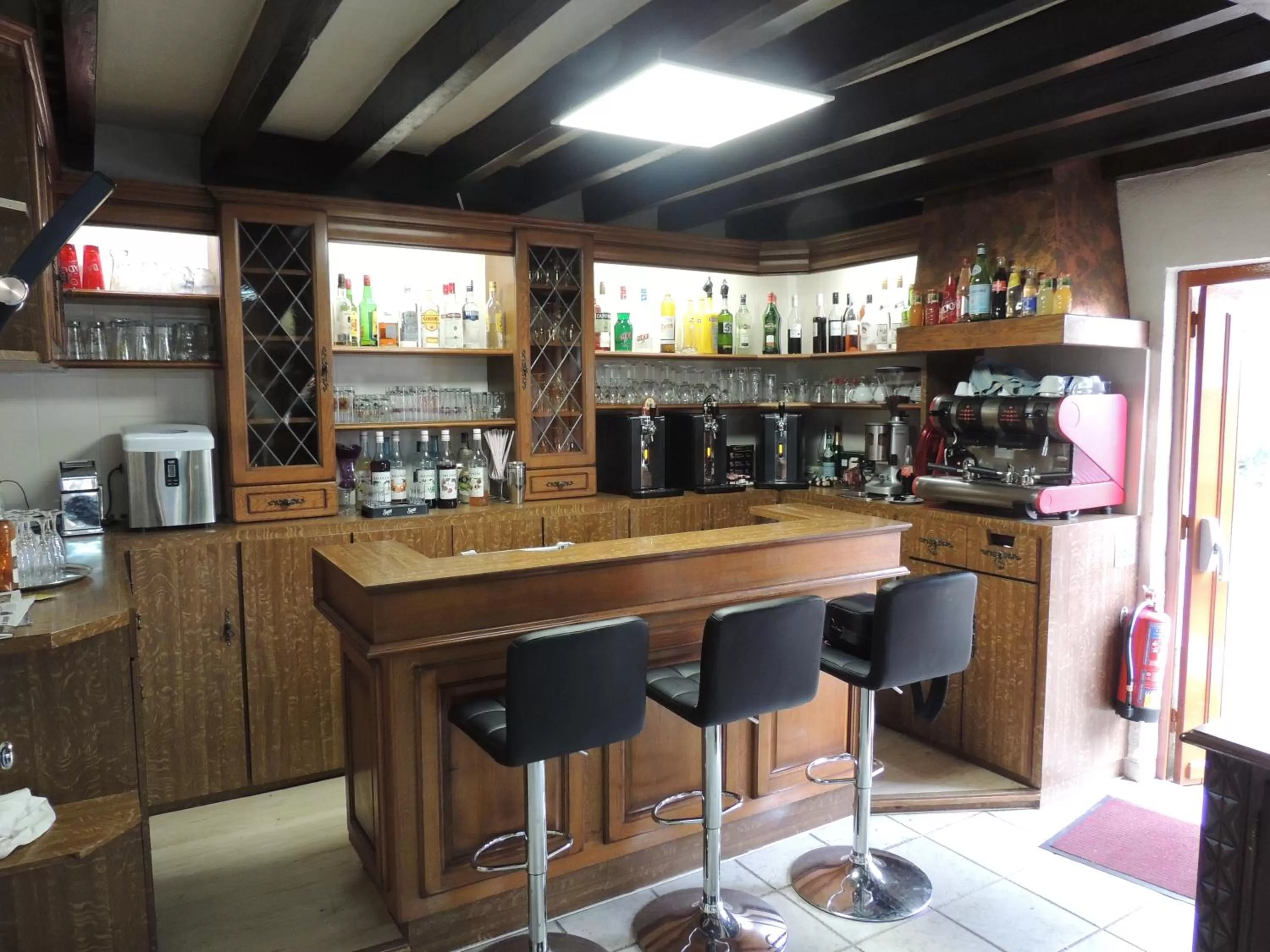 Lounge or bar in Le Lanthenay