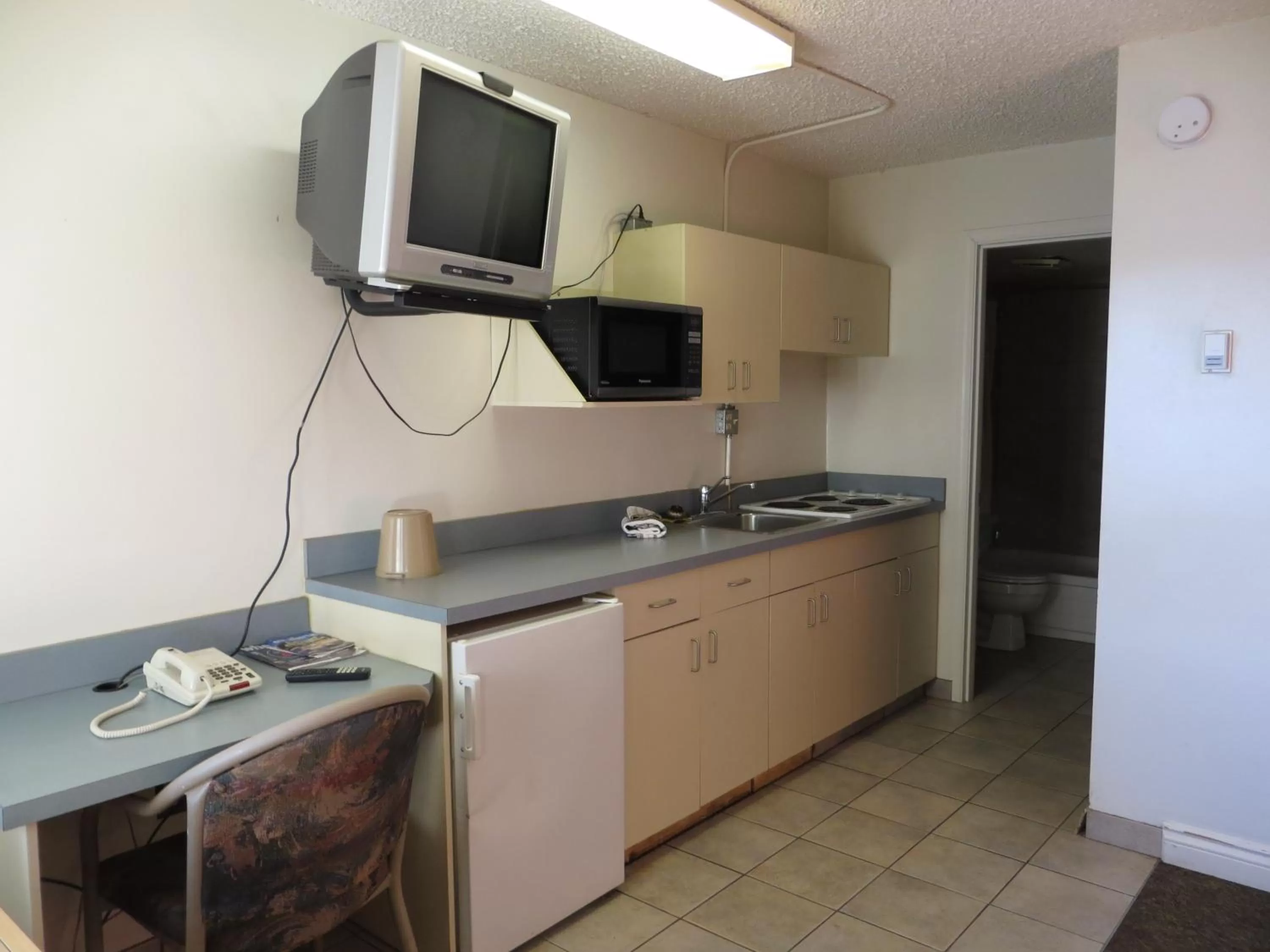 Kitchen or kitchenette, Kitchen/Kitchenette in Eastglen Inn