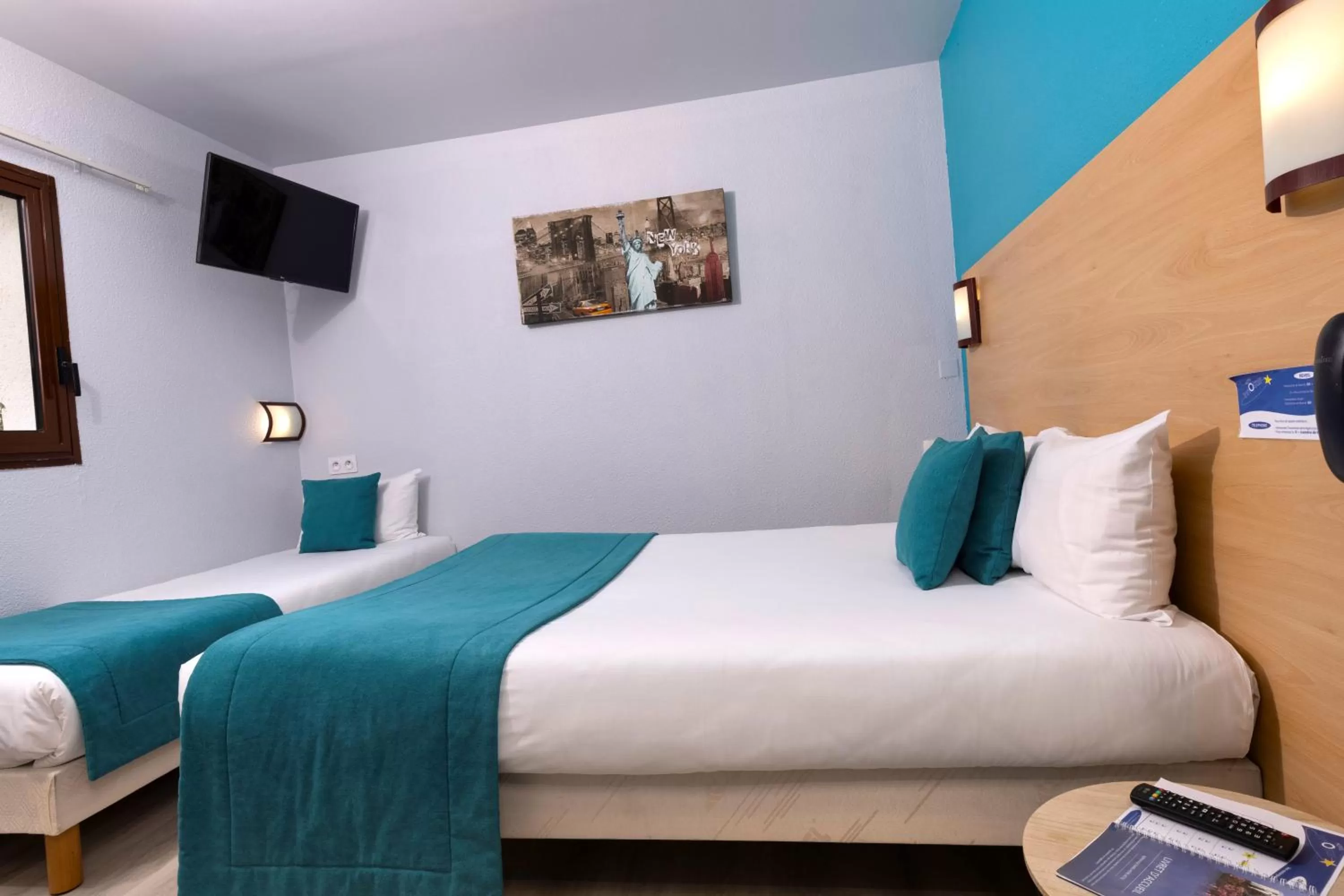 Photo of the whole room, Bed in The Originals Access, Hôtel Innostar