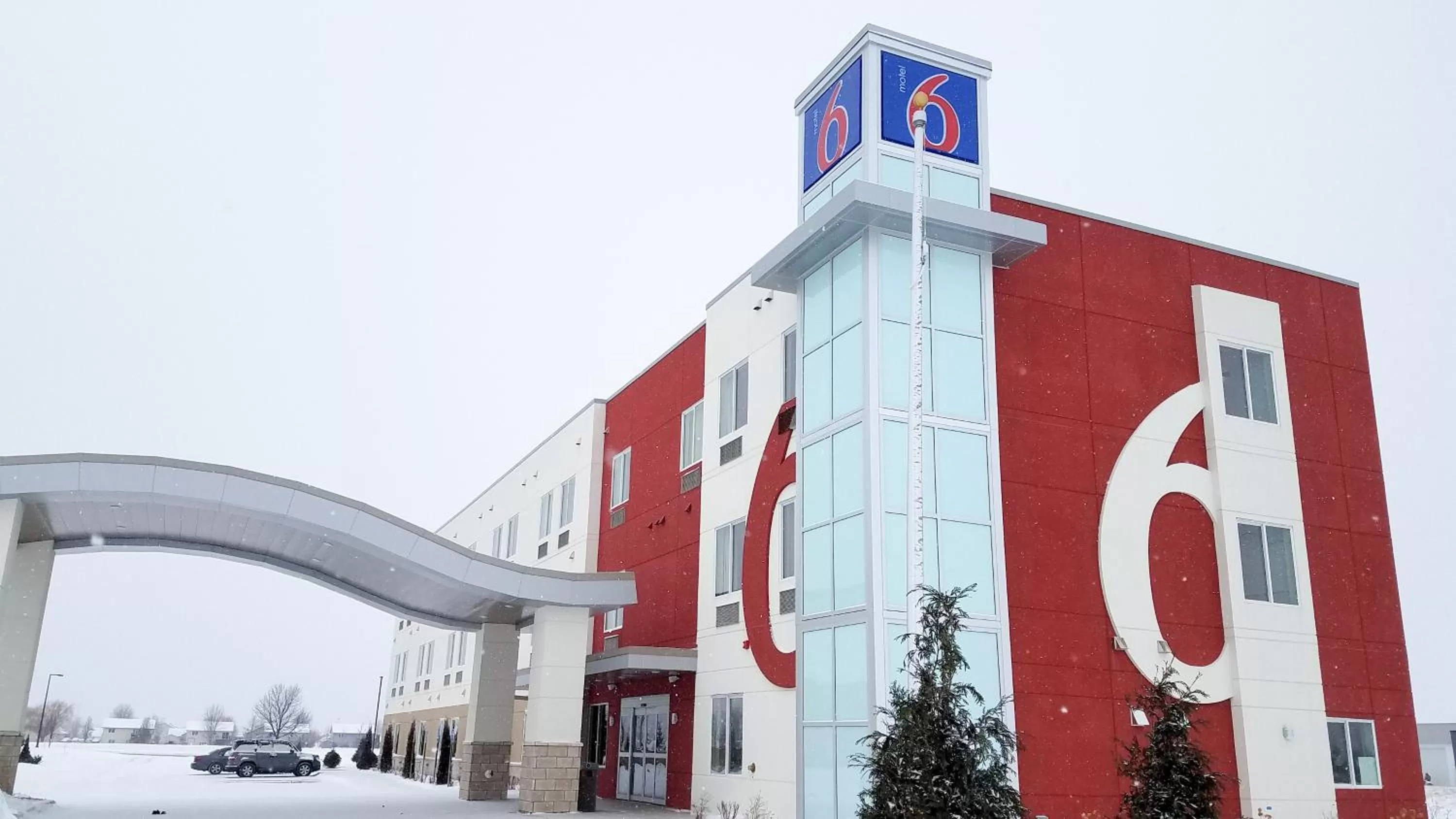 Facade/entrance in Motel 6-Mankato, MN