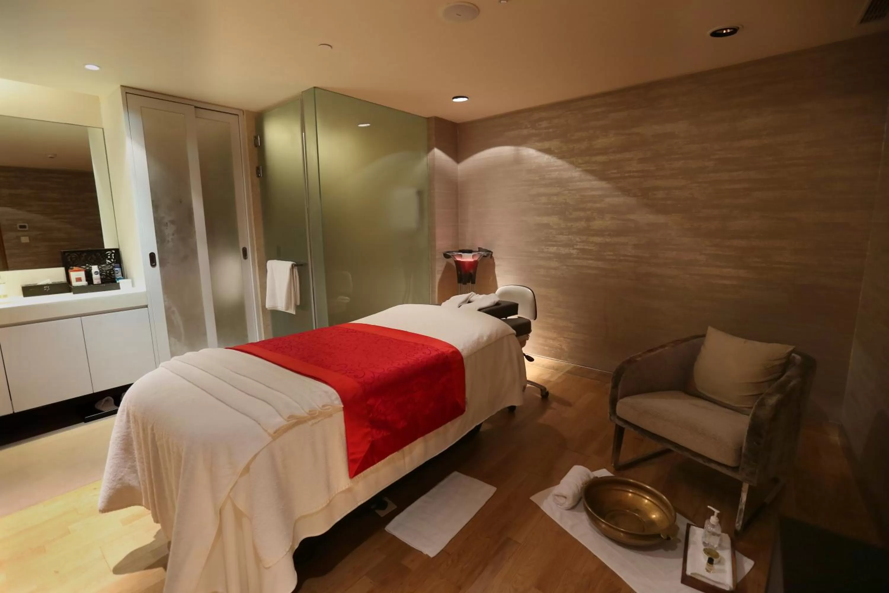 Spa and wellness centre/facilities, Bed in Novotel New Delhi Aerocity