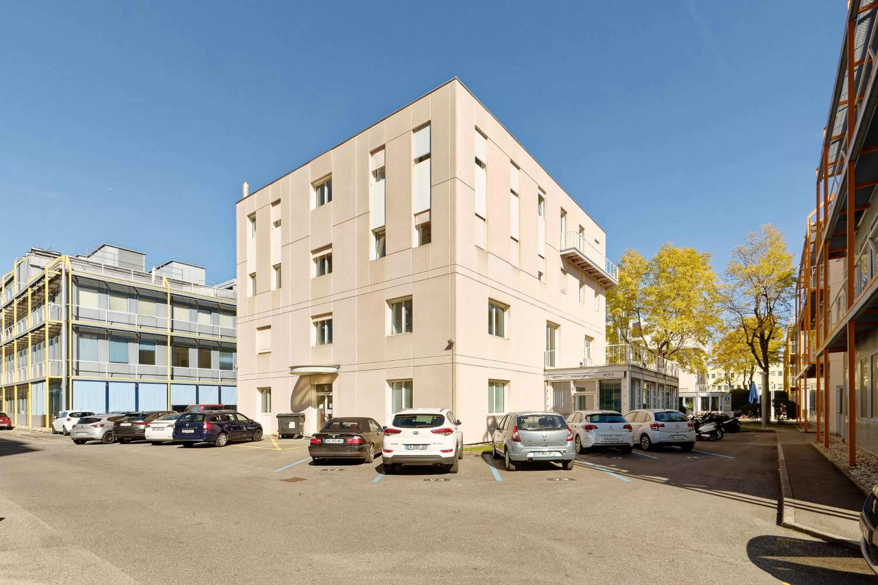 Property building in Les Chambres du CTN