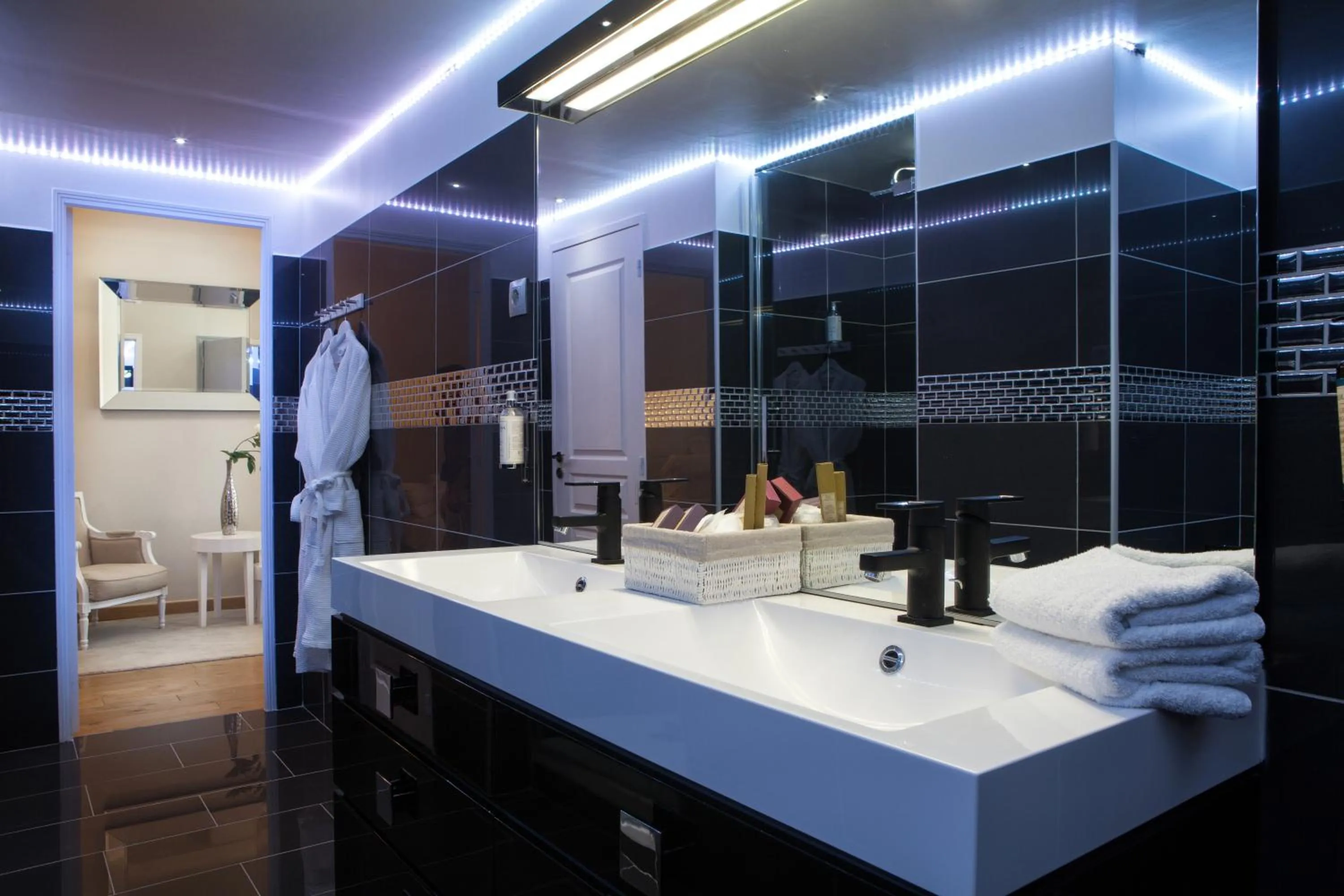 Bathroom in Hôtel de France