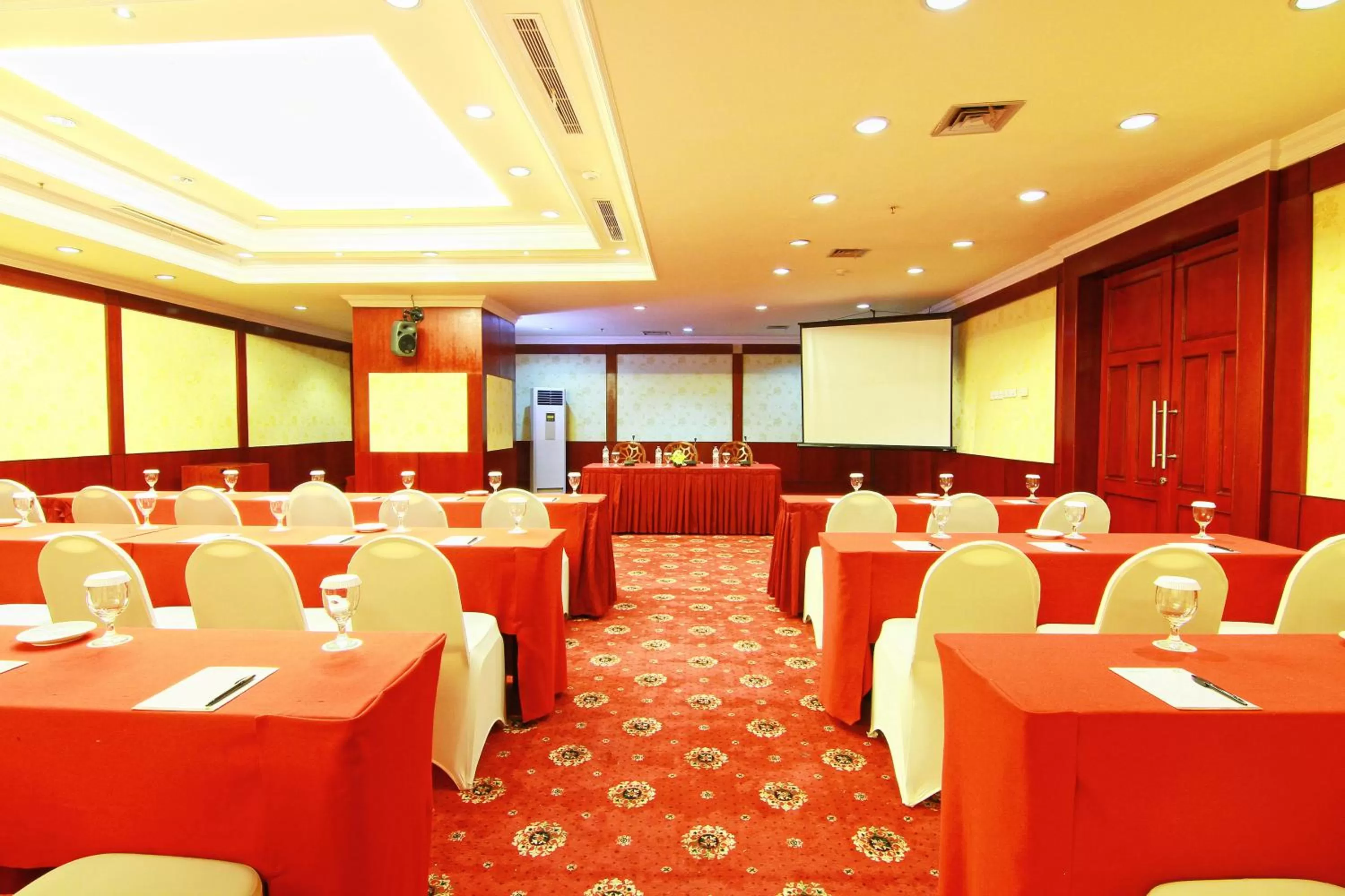 Coffee/tea facilities in Grand Arkenso Park View