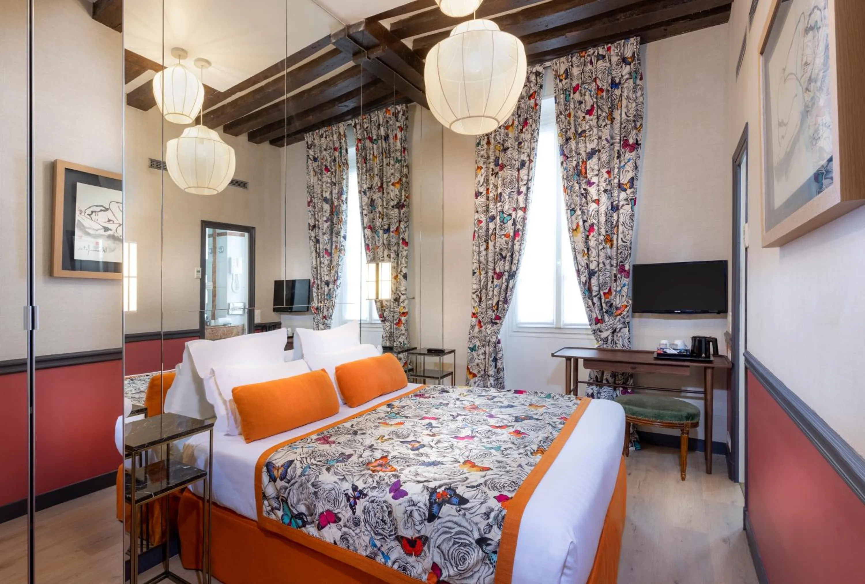 Bedroom, Bed in Dauphine Saint Germain