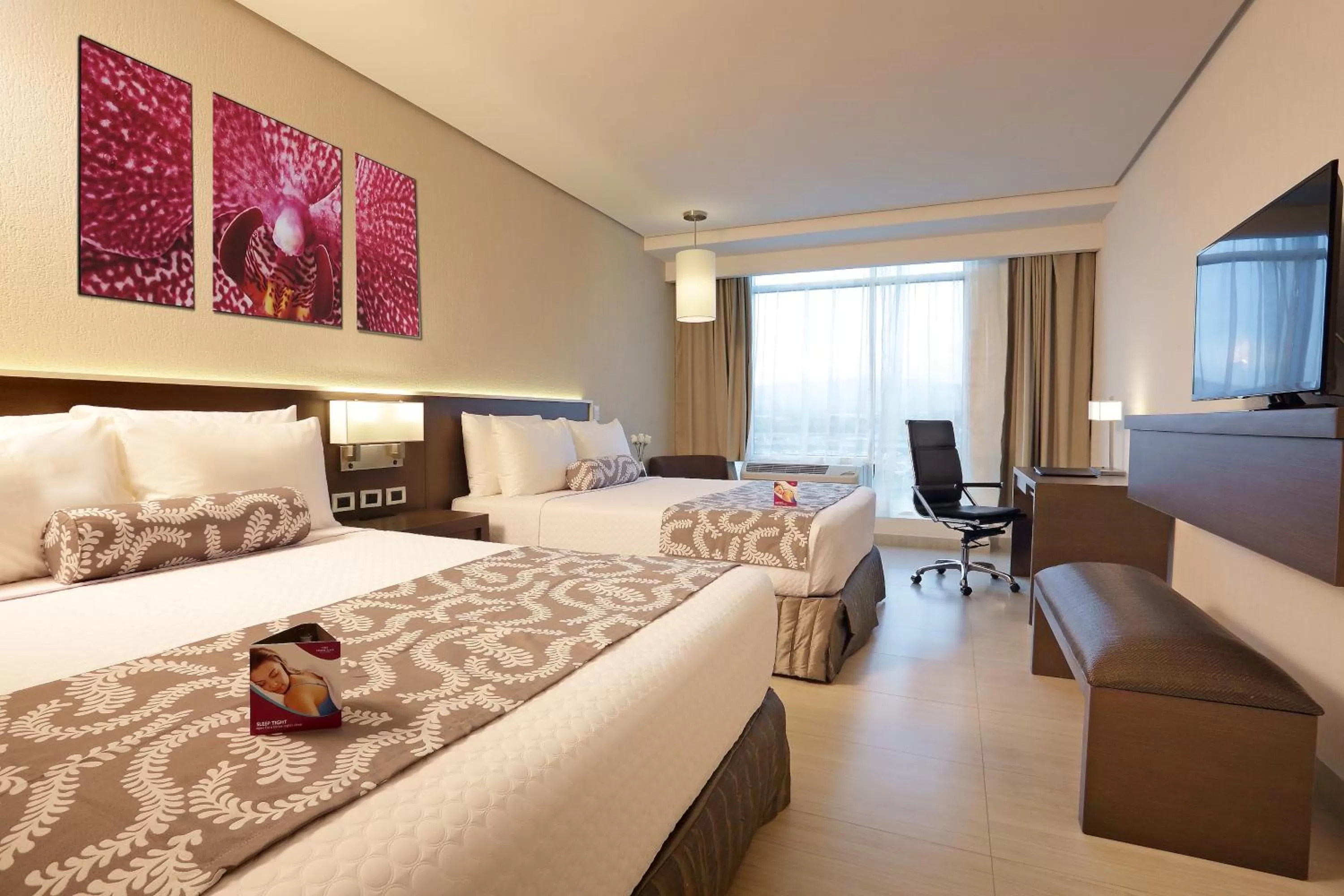 Photo of the whole room, Bed in Crowne Plaza Airport by IHG