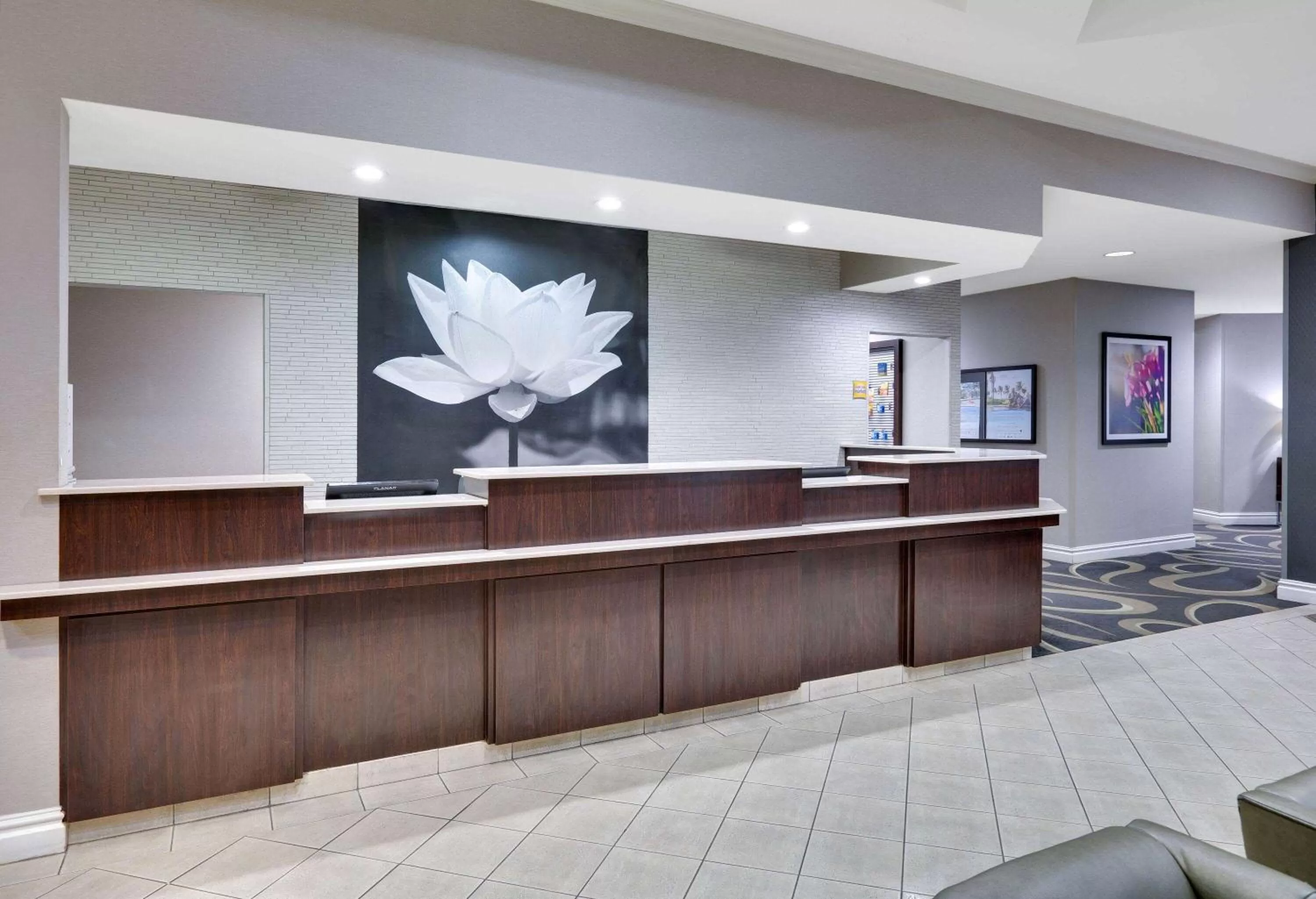 Lobby or reception in La Quinta by Wyndham Dallas North Central