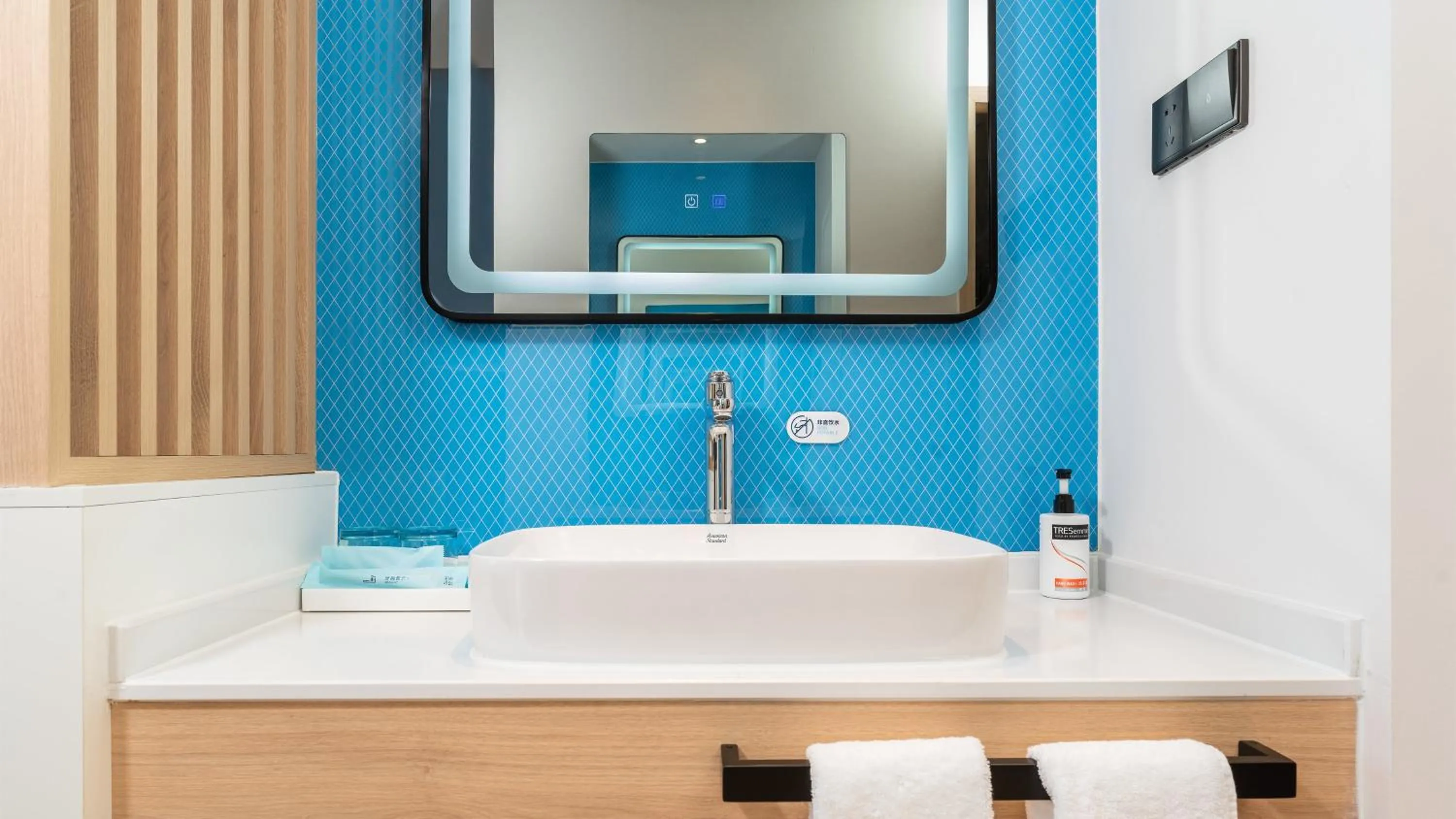 Large King Room with Sea View in Holiday Inn Express Dalian Golden Pebble Beach, an IHG Hotel