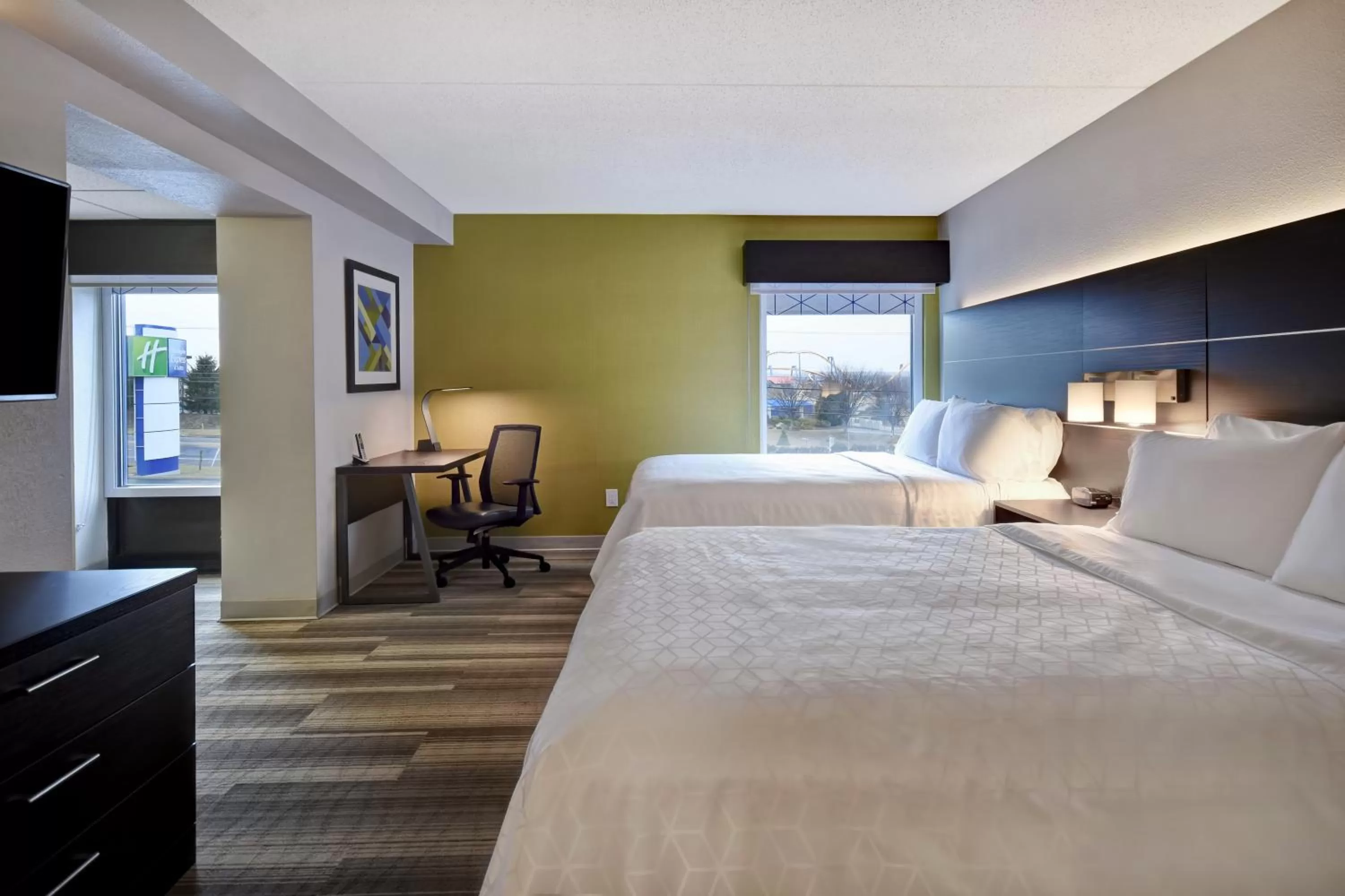 Photo of the whole room, Bed in Holiday Inn Express & Suites Allentown-Dorney Park Area by IHG