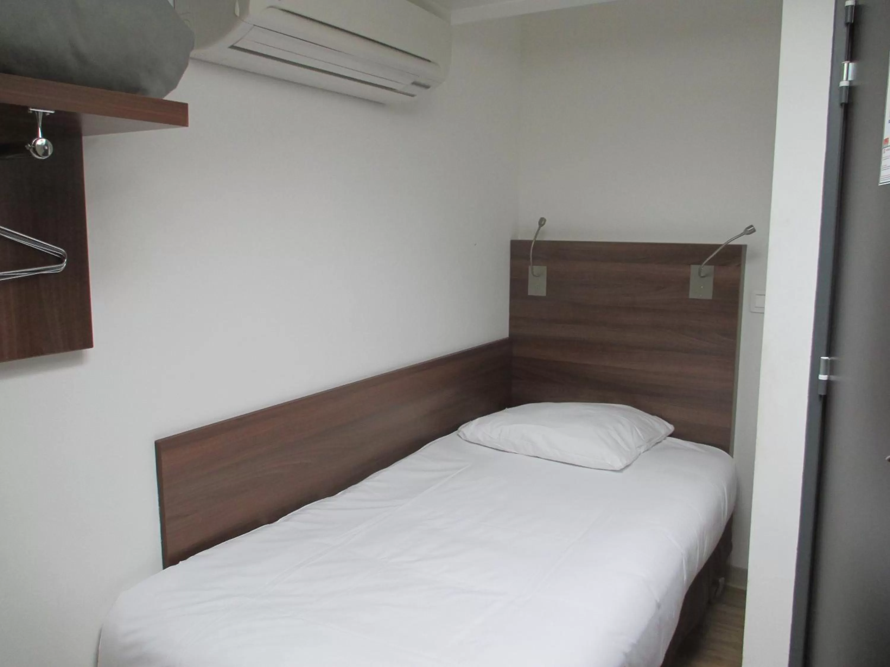 Bedroom, Bed in Hôtel le Pastel