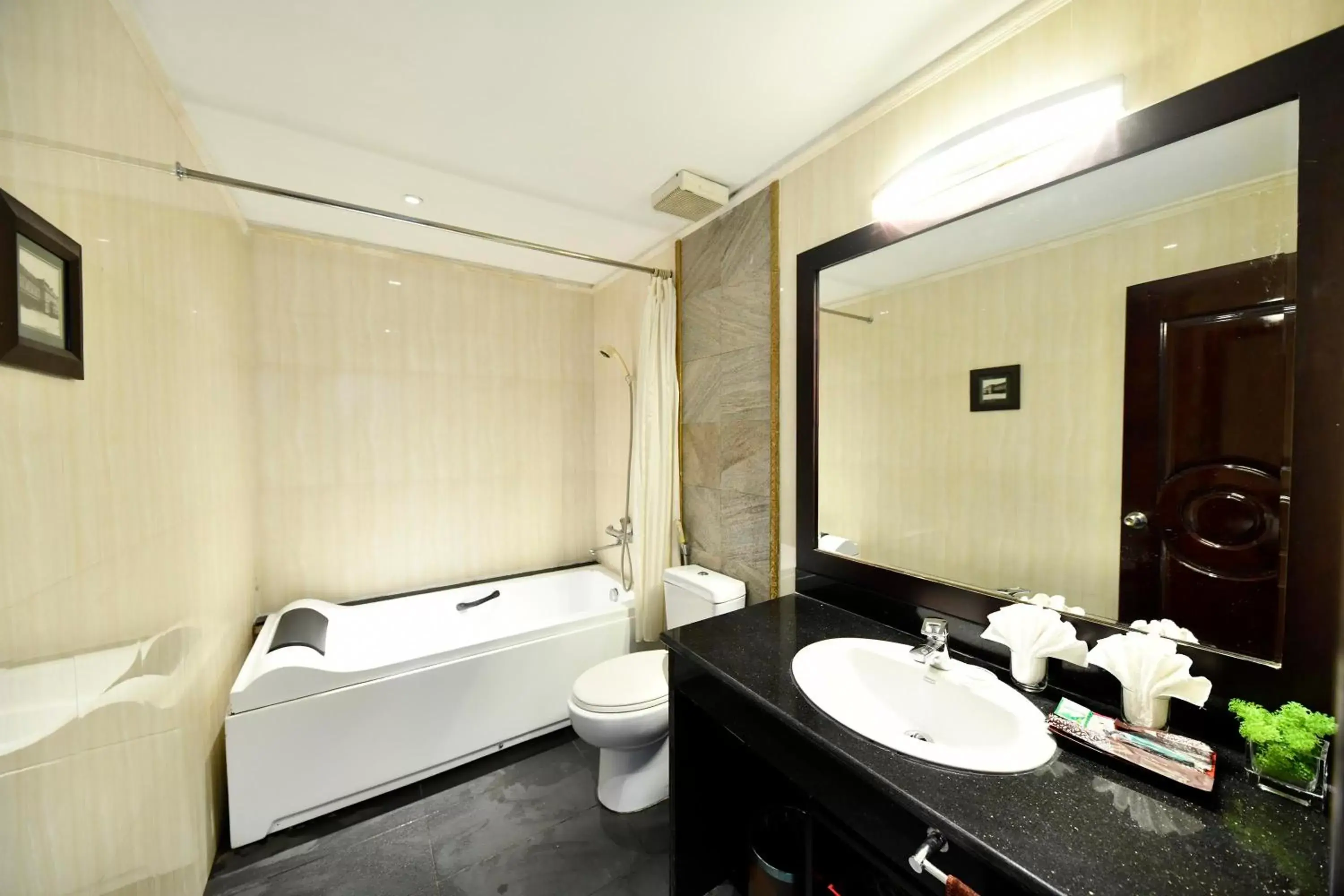 Family Suite with Balcony in Hanoi Traveller House Family Suite with Balcony in Hanoi Traveller House