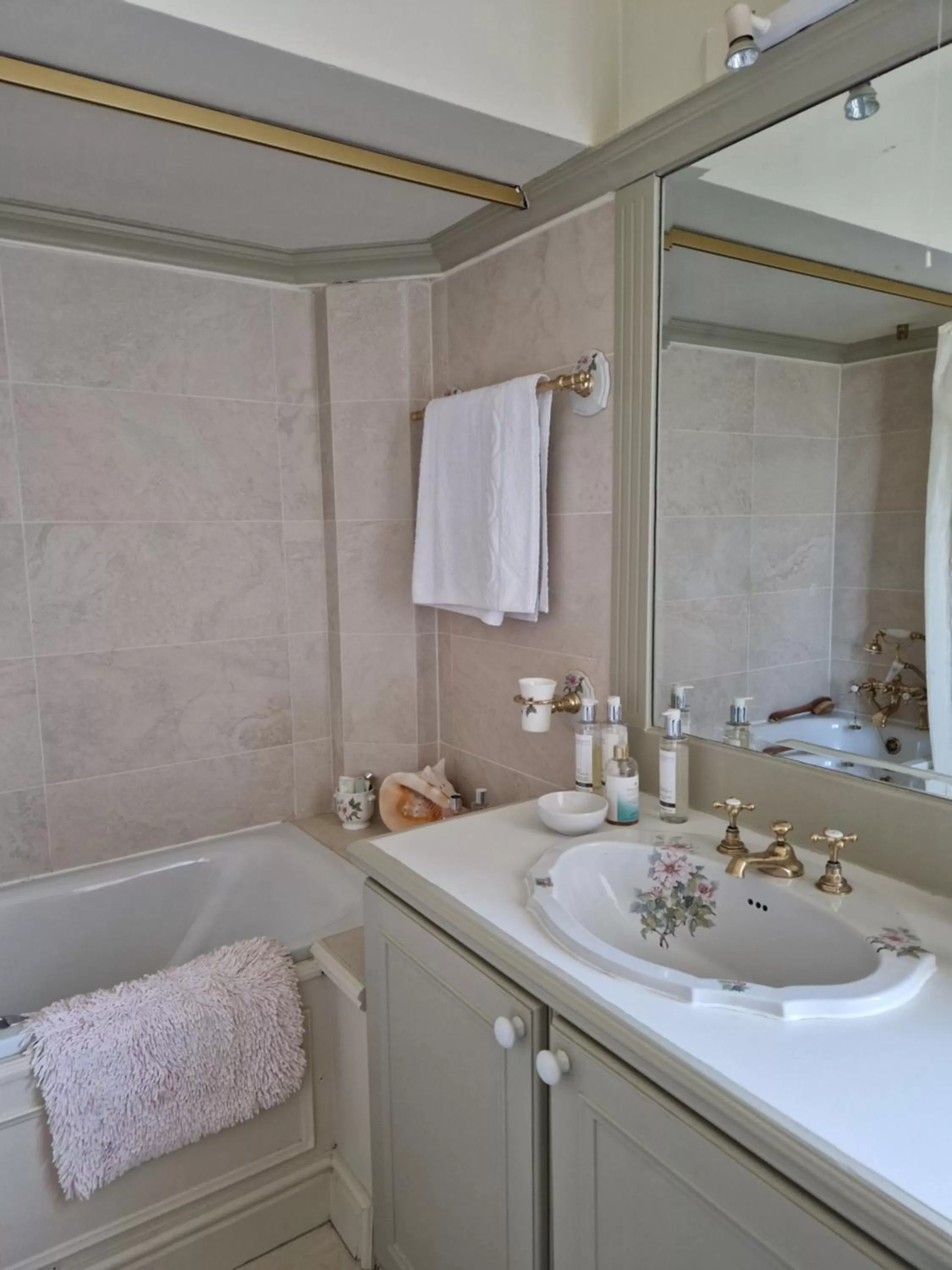 Bathroom in Golborne Manor Bed and Breakfast