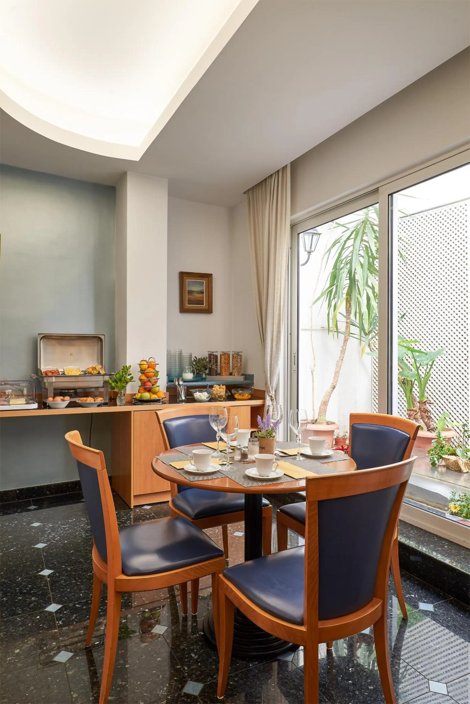 Restaurant/places to eat in Athos Hotel