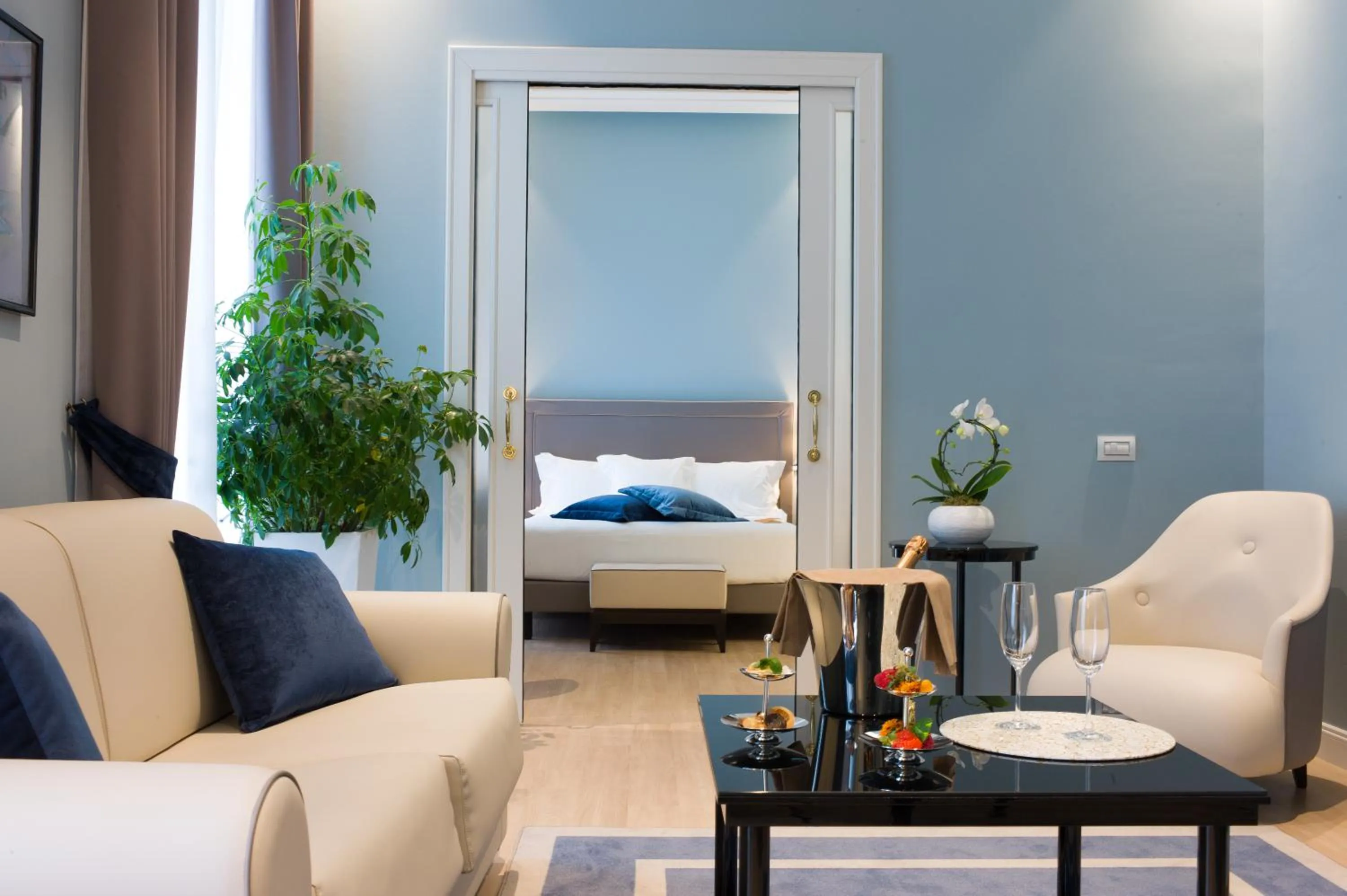 Photo of the whole room, Bed in Turin Palace Hotel