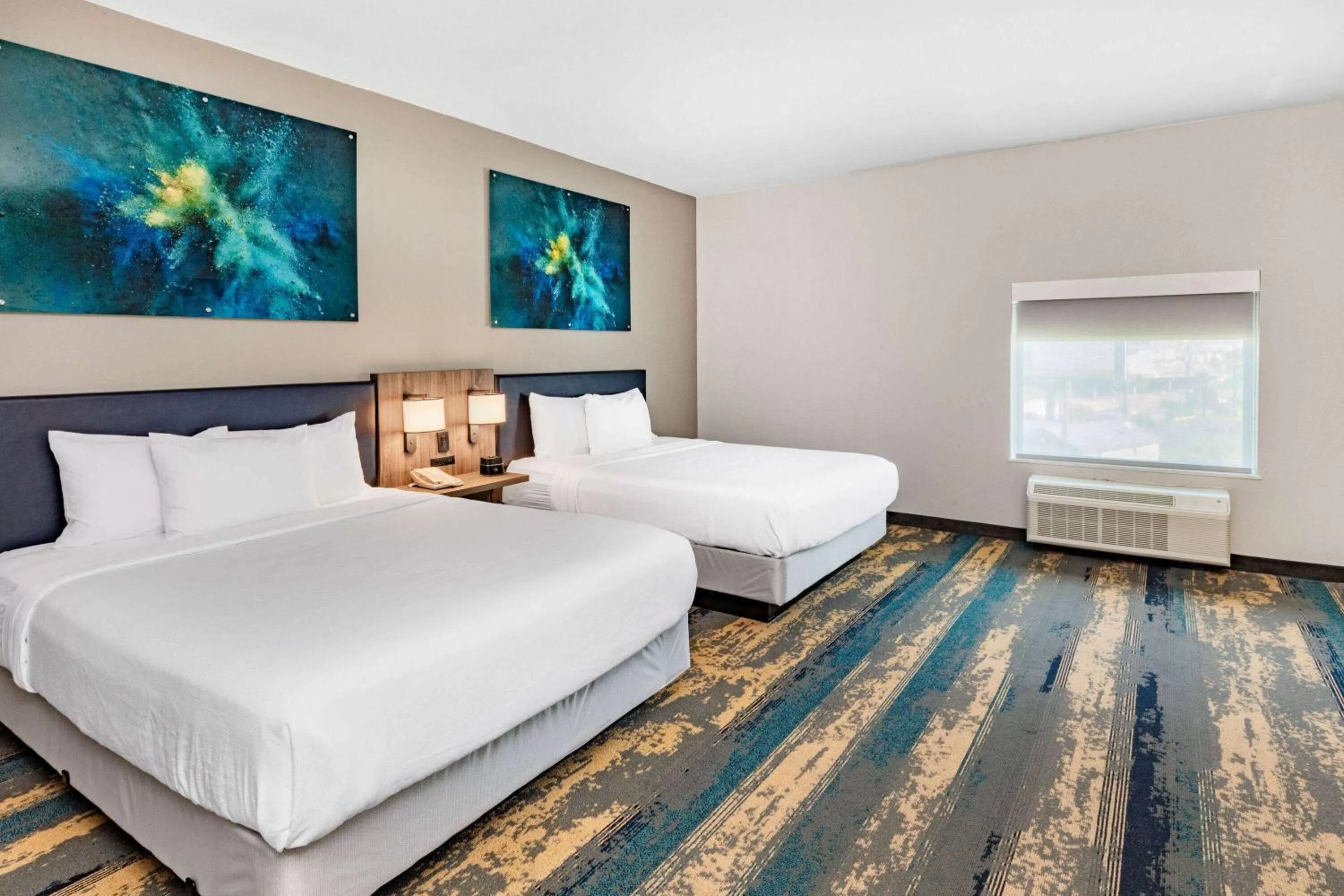 Bed in La Quinta Inn & Suites by Wyndham Galveston North at I-45