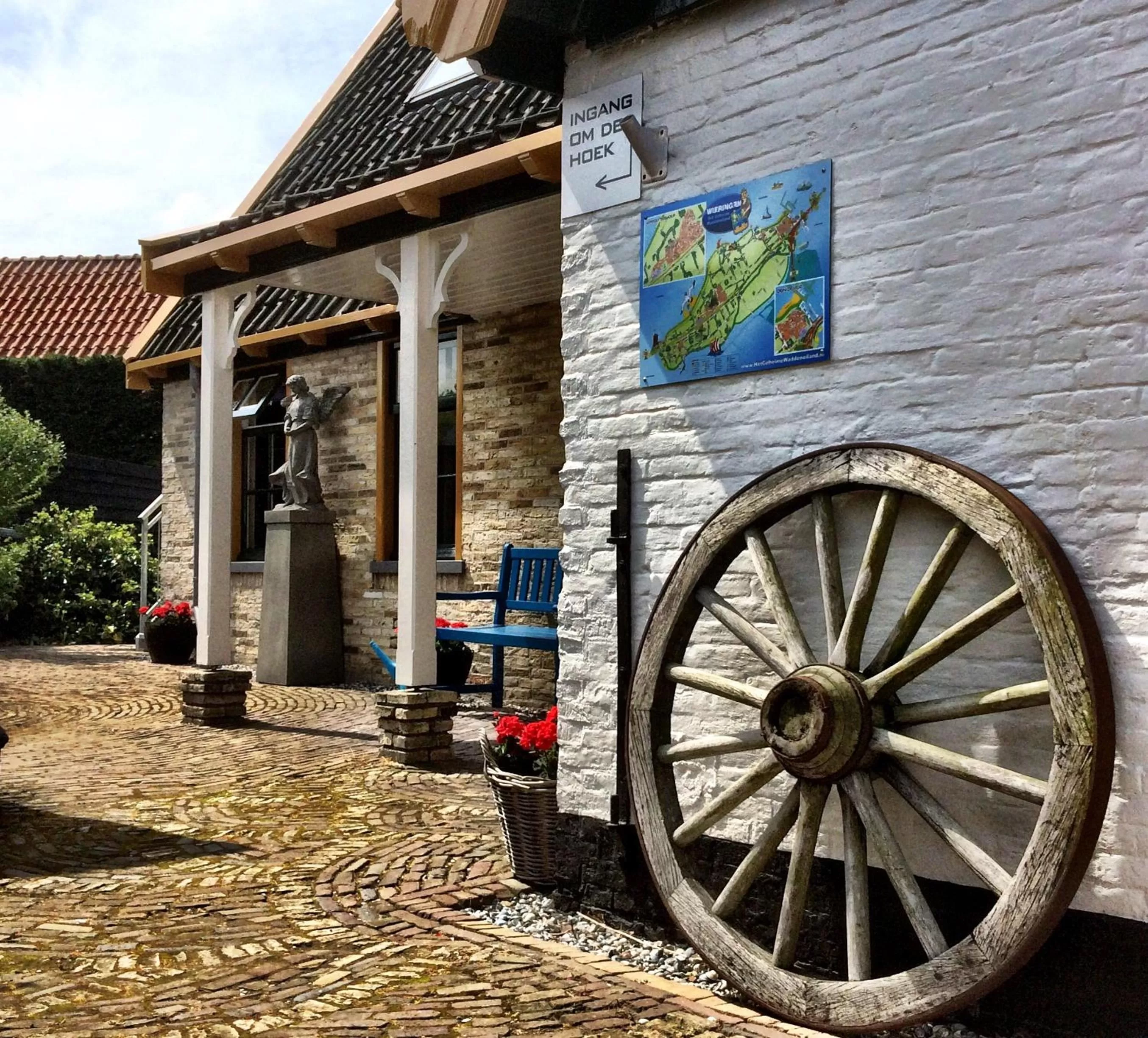 Facade/entrance, Property Building in Hotel West Inn