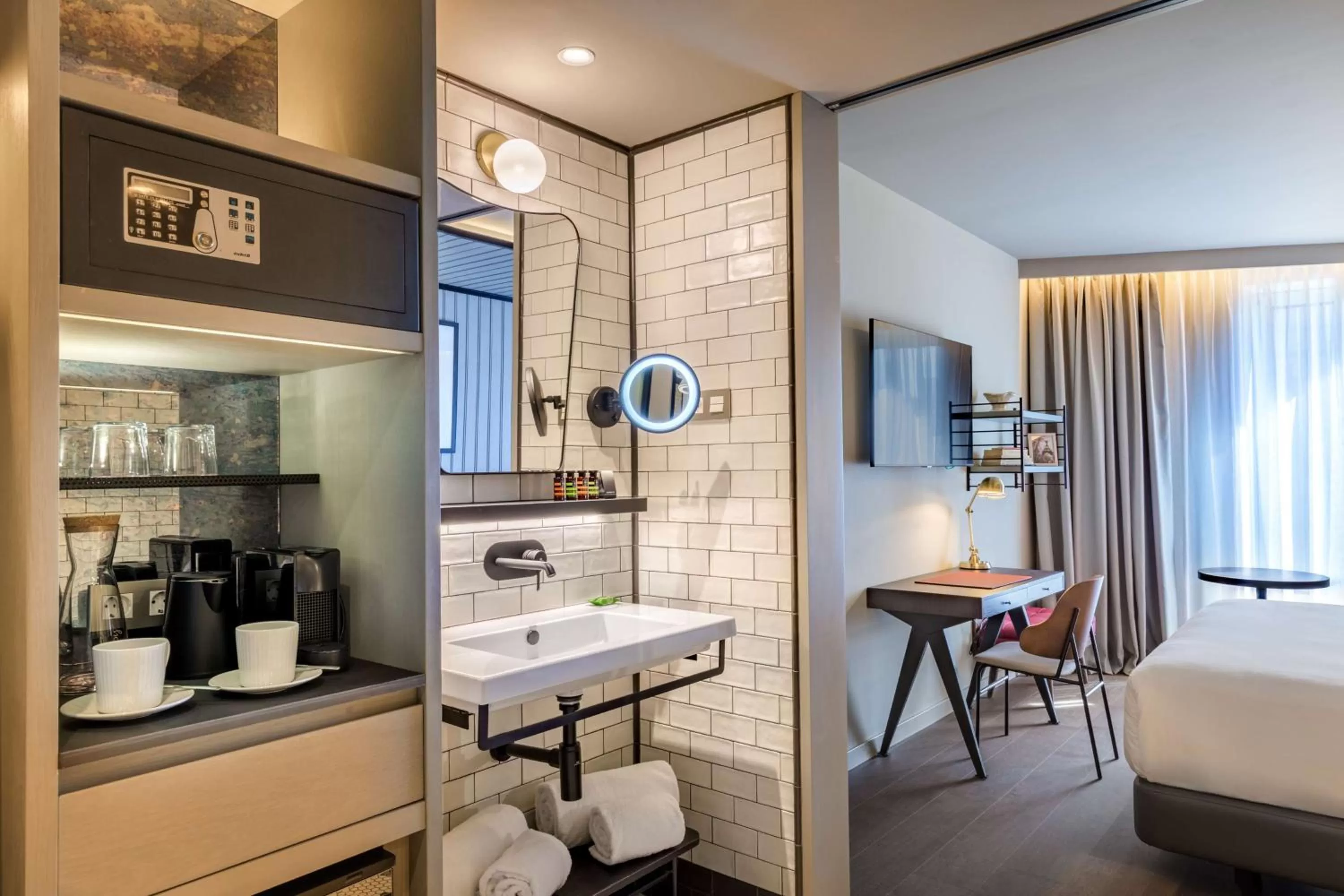 Bathroom, Bed in Canopy by Hilton Madrid Castellana