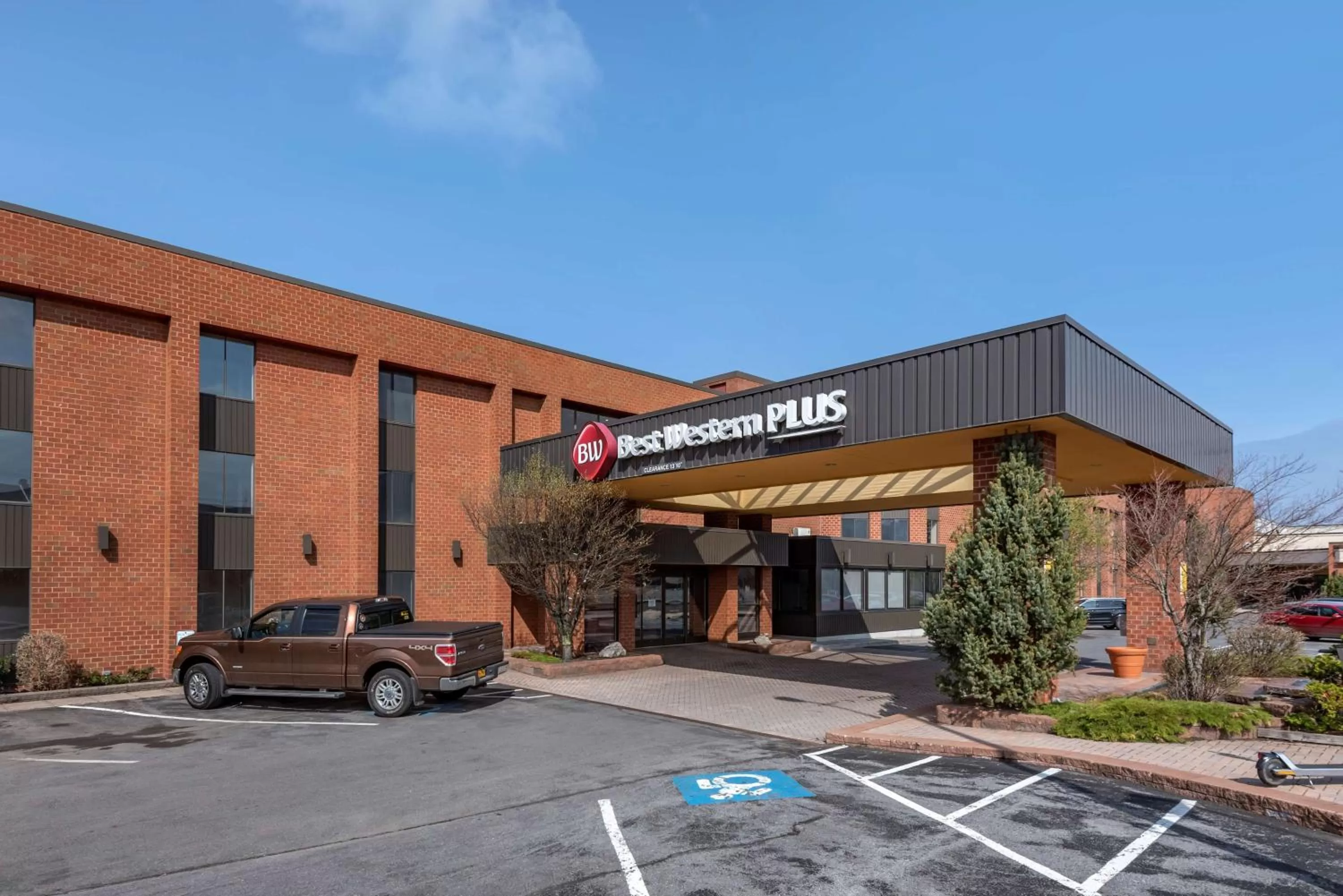 Property building in Best Western Plus Oswego Hotel and Conference Center