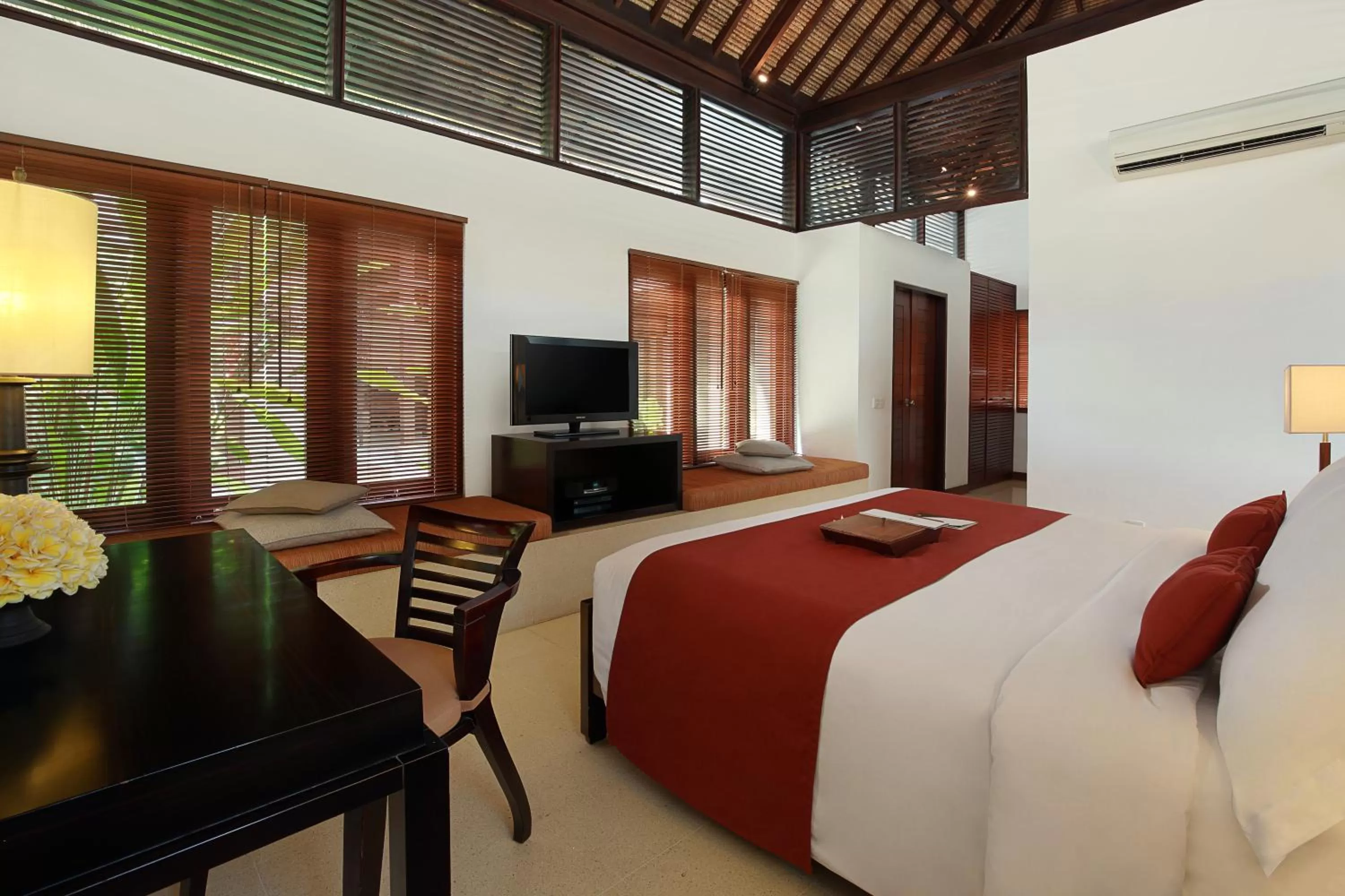 Communal lounge/ TV room, Bed in Bali Niksoma Boutique Beach Resort